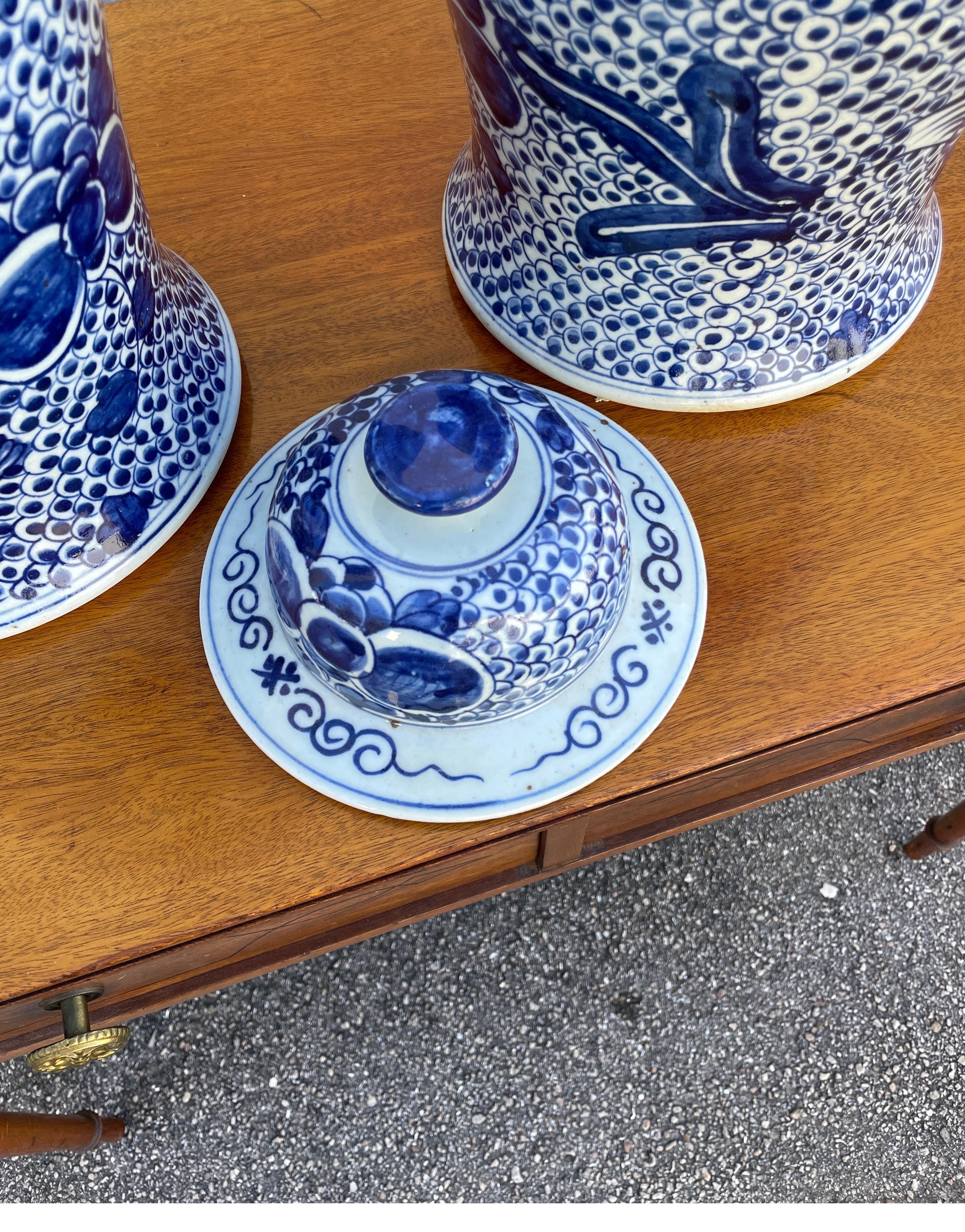 Paar große chinesische blau-weiße Ingwergefäße in Blau und Weiß im Angebot 3