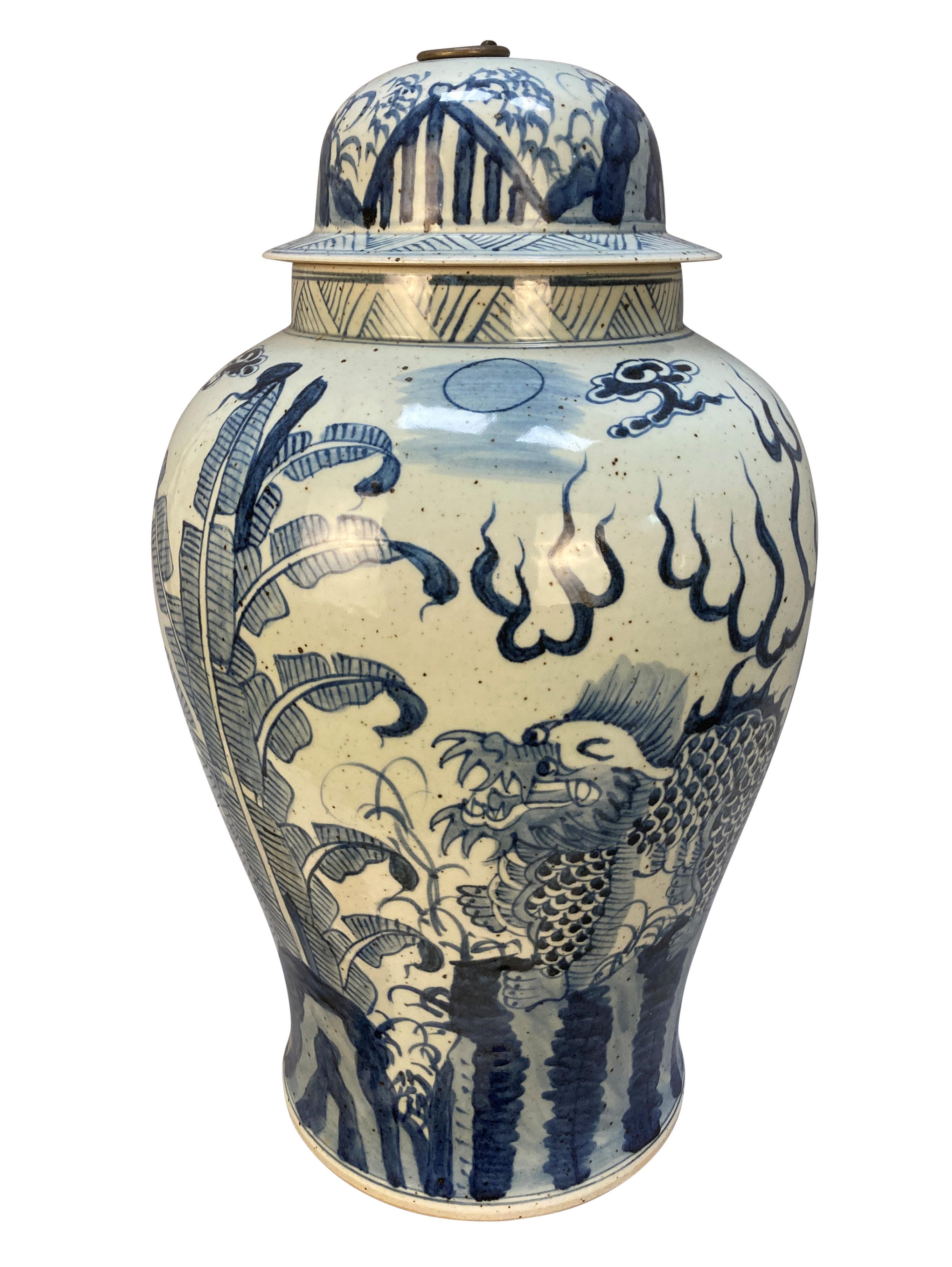 Ein Paar große chinesische handbemalte blau-weiße Vasen mit Deckel. Verziert mit Drachen und Farnen. Jeder Deckel mit einem Bronzegriff.