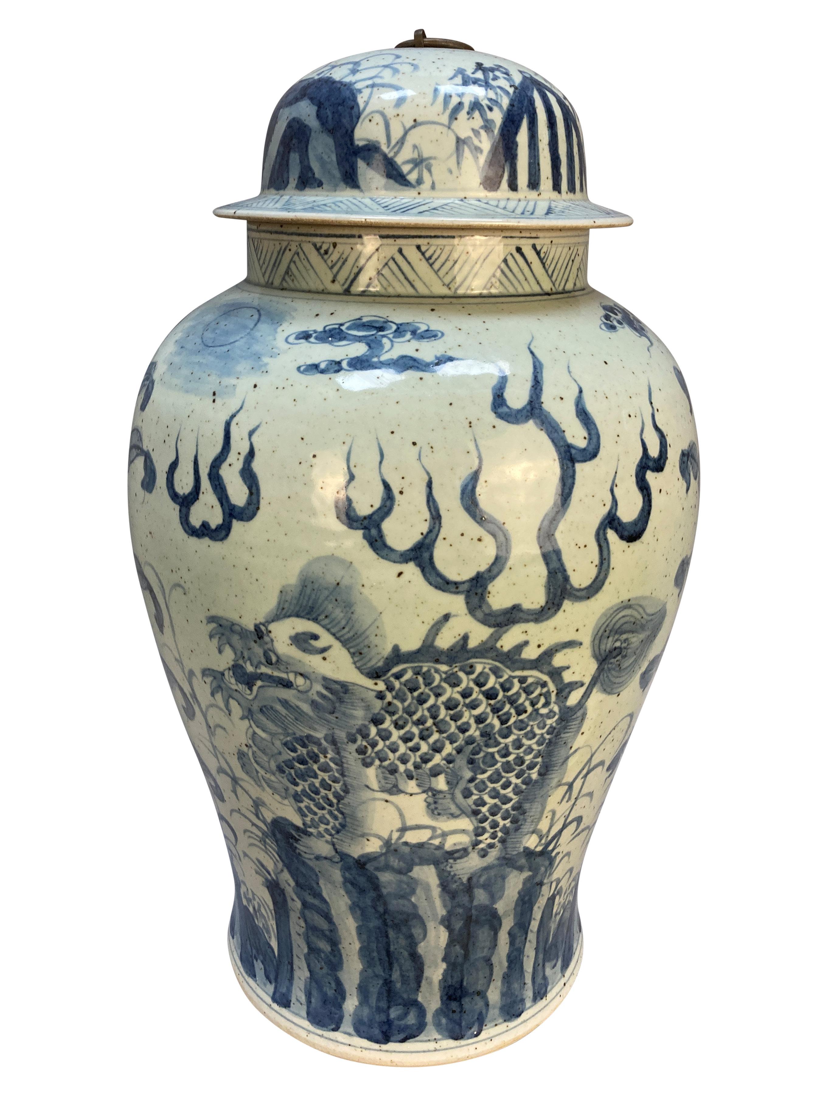 Paar große chinesische blau-weiße Vasen mit Deckeln (Chinesisch) im Angebot