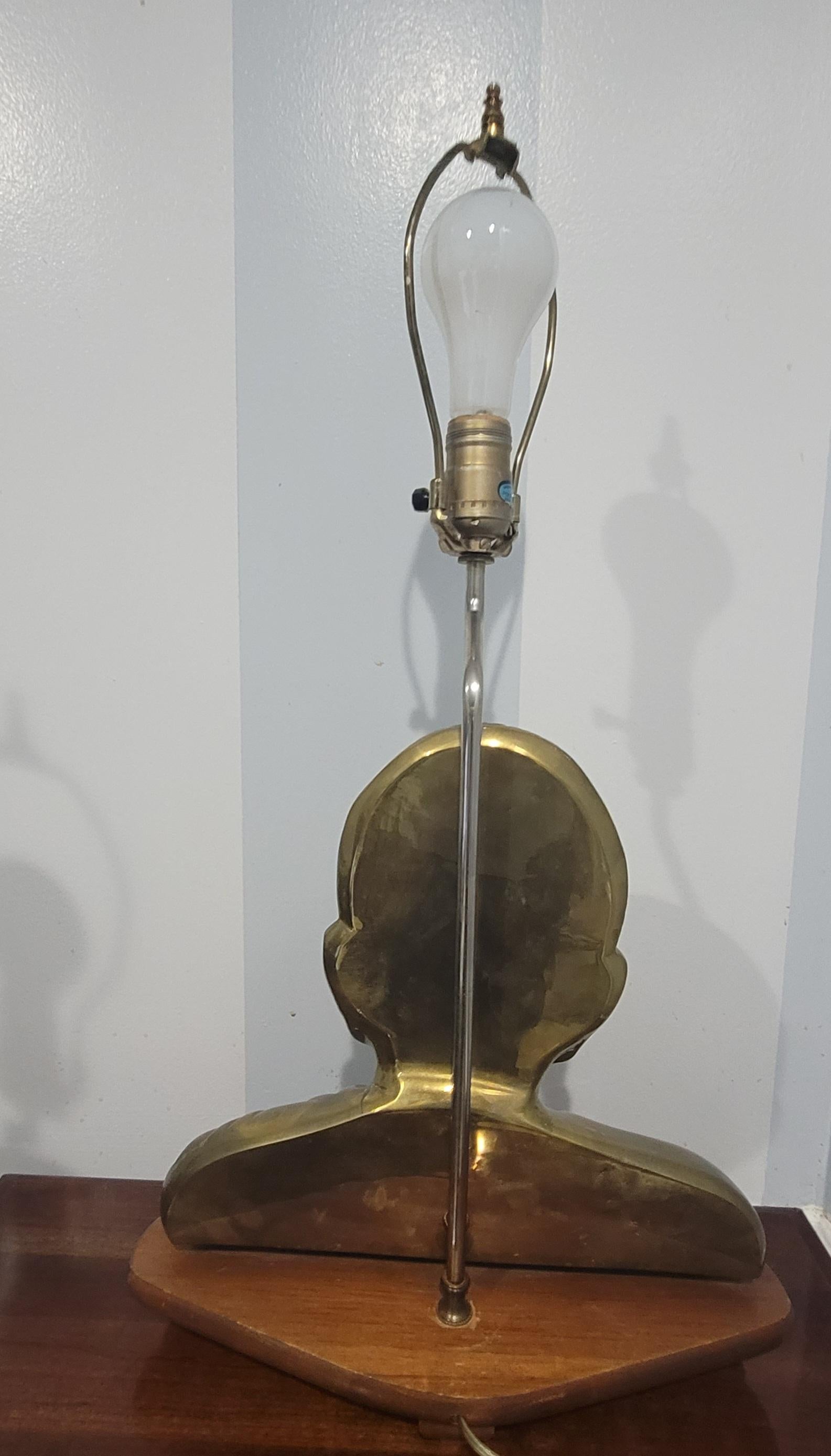 Une belle paire de lampes de table en bronze chinois avec un buste de Bouddha sur une base en bois.
Mesure 15 