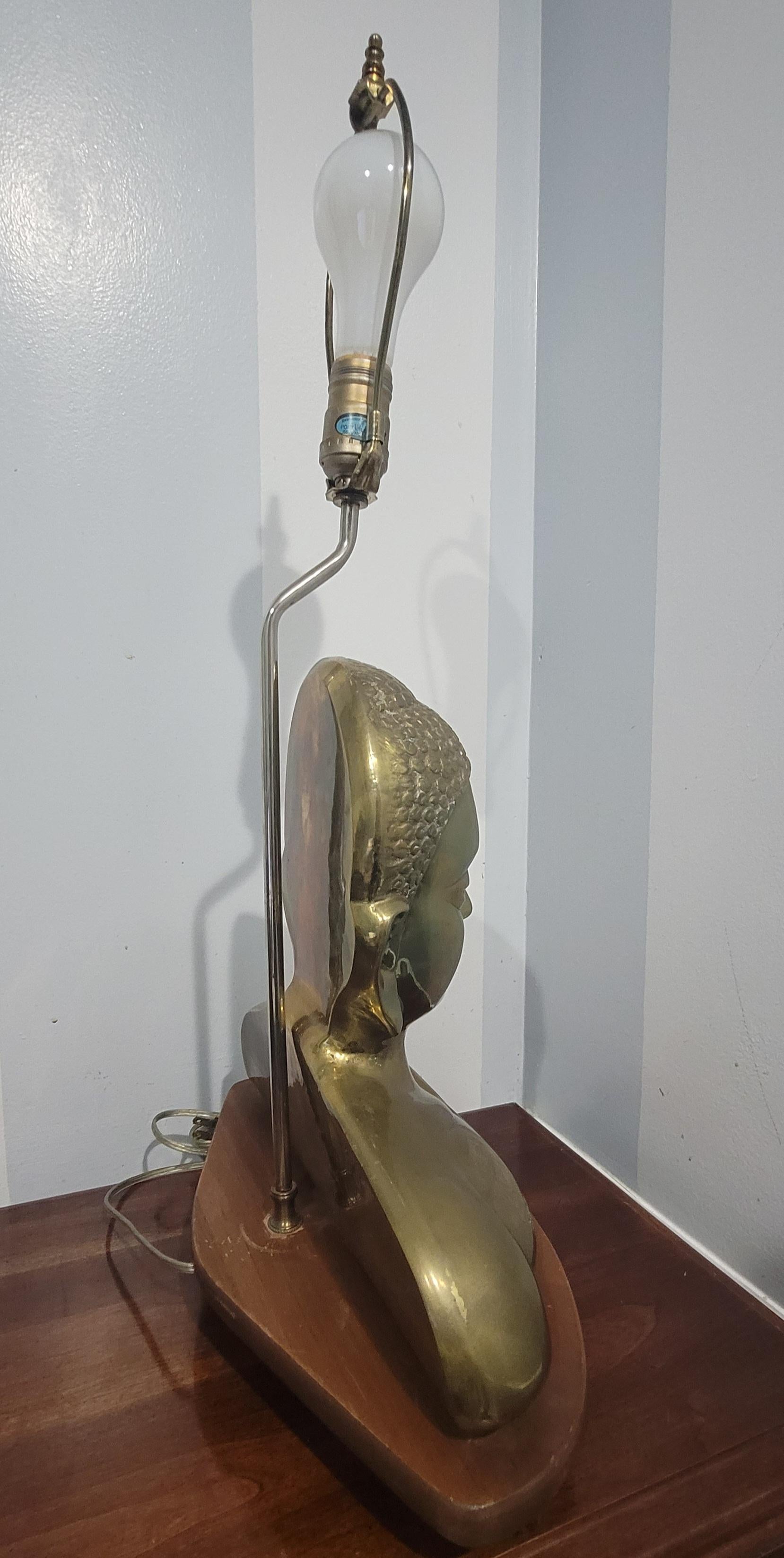 Inconnu Paire de grandes lampes de bureau chinoises à buste de Bouddha en bronze en vente