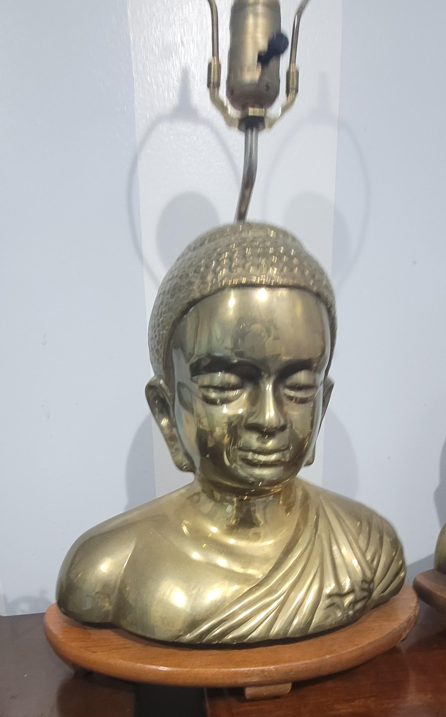 Ferronnerie Paire de grandes lampes de bureau chinoises à buste de Bouddha en bronze en vente