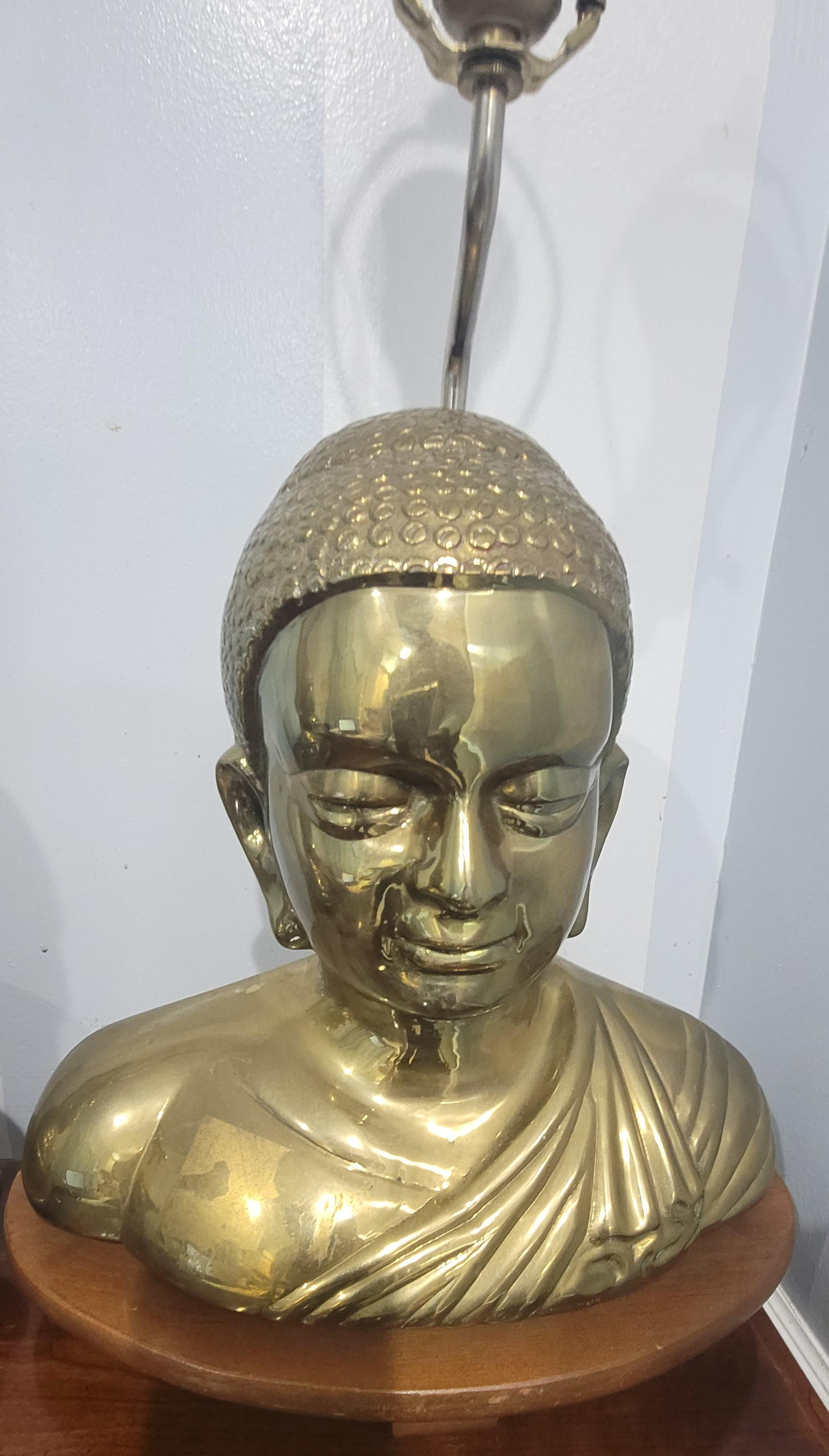 20ième siècle Paire de grandes lampes de bureau chinoises à buste de Bouddha en bronze en vente