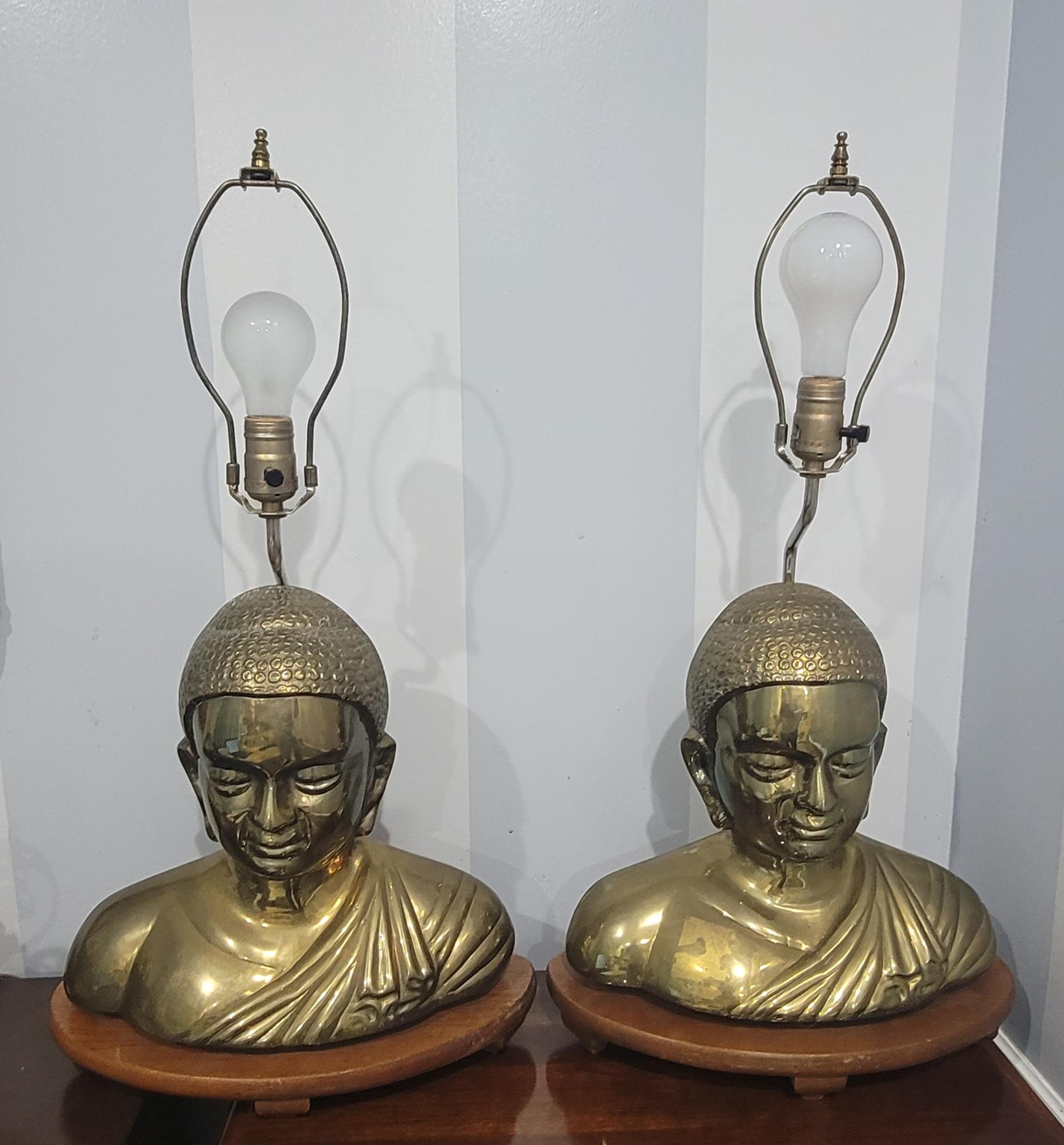 Paire de grandes lampes de bureau chinoises à buste de Bouddha en bronze en vente 1