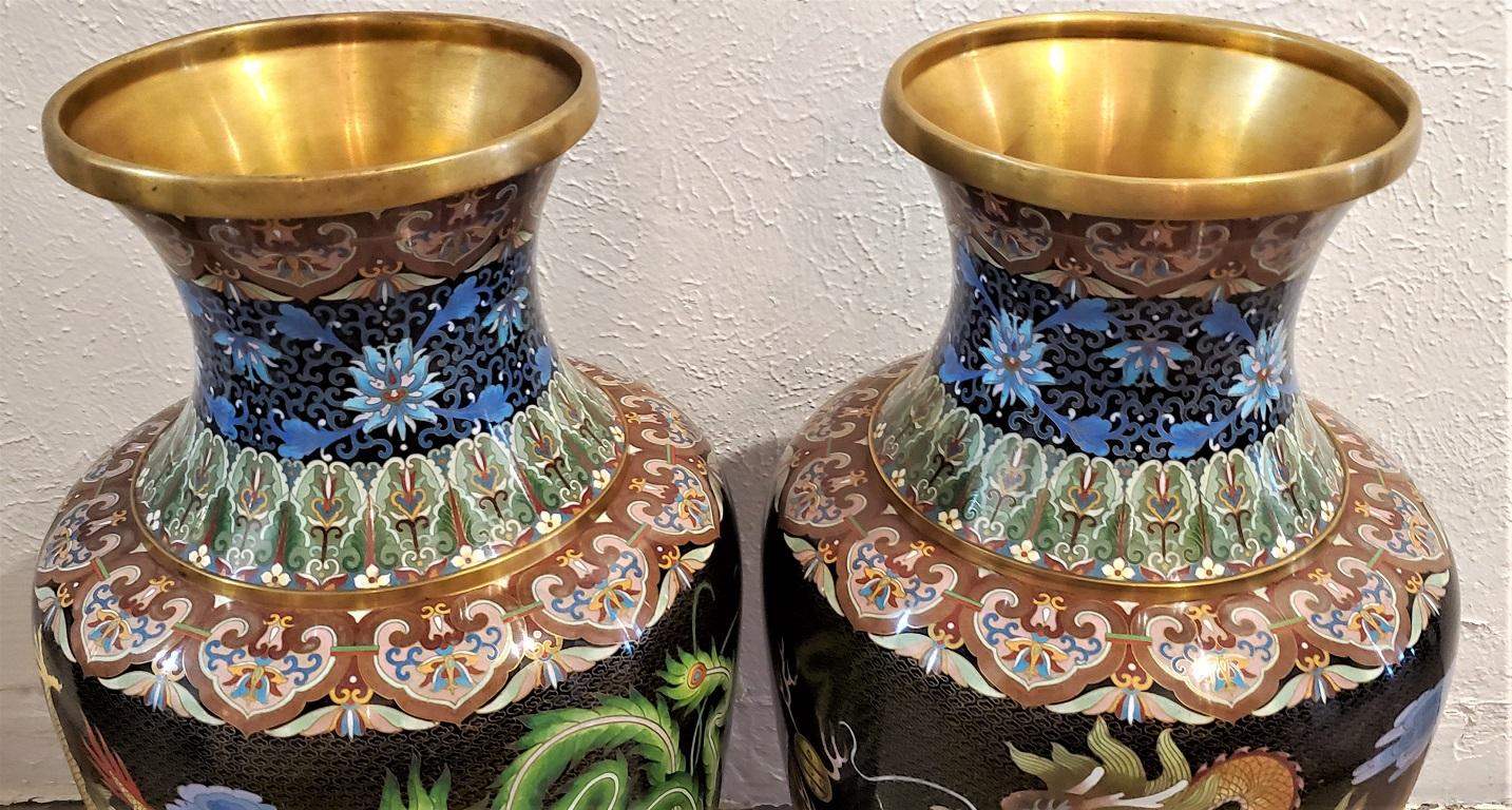 Paar große chinesische Bronze-Cloisonné-Vasen mit Drachen und Phoenix 3