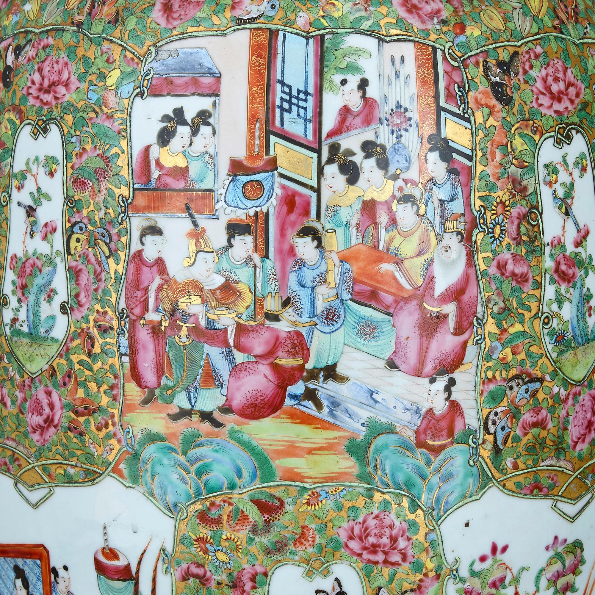 Exportation chinoise Paire de grands vases en porcelaine de Canton Famille Verte montés en bronze doré en vente