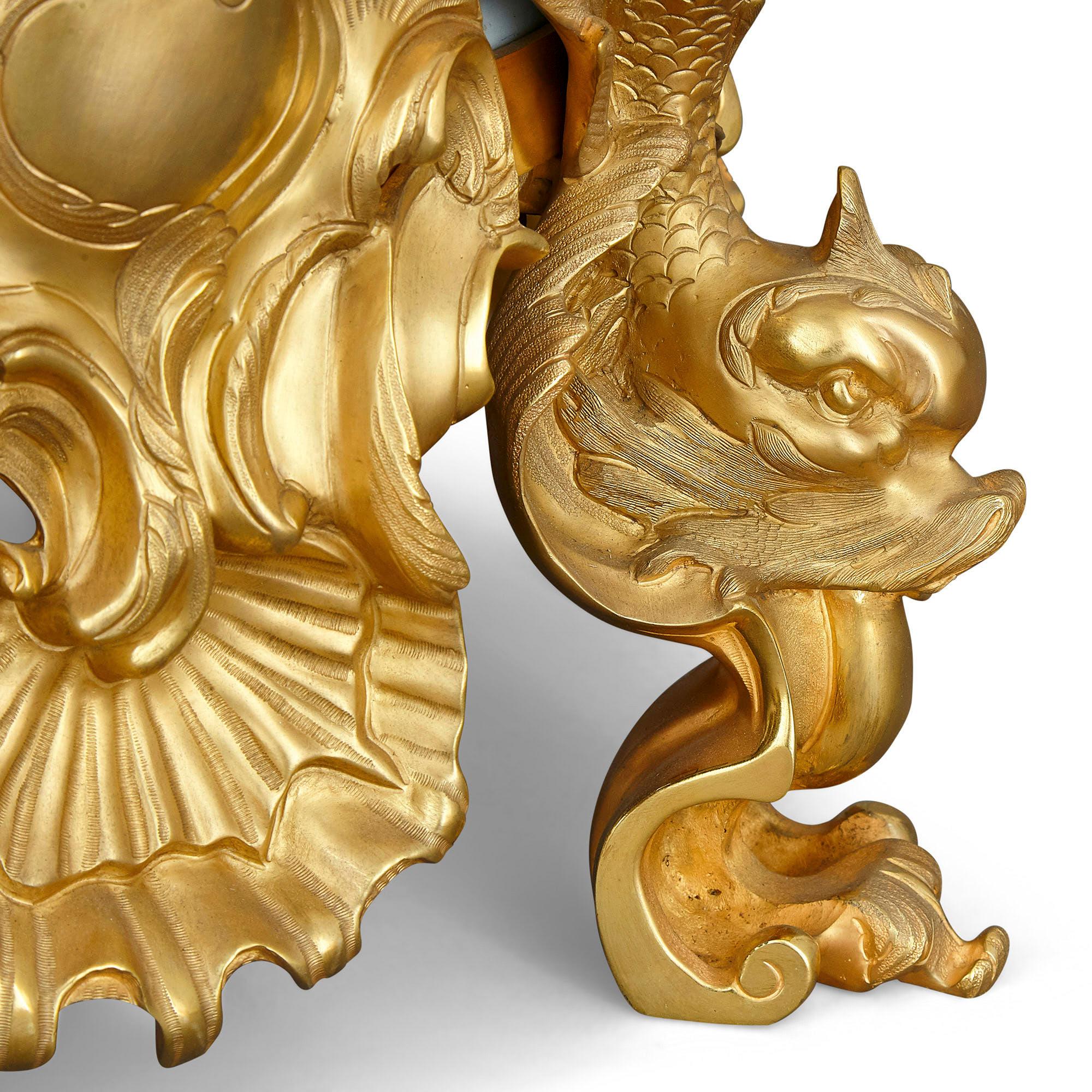 XIXe siècle Paire de grands vases en porcelaine de Canton Famille Verte montés en bronze doré en vente