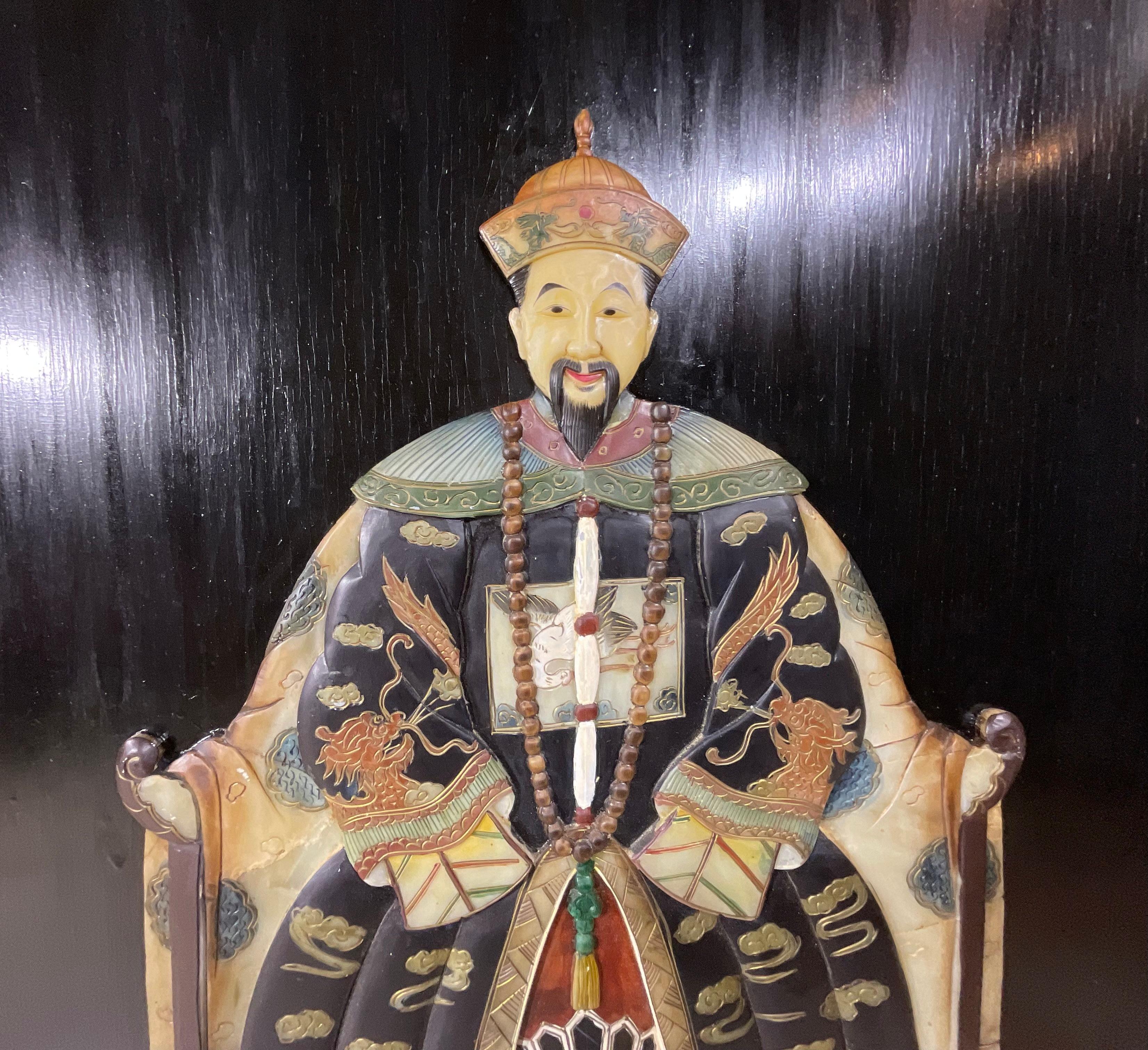 Paar große chinesische geschnitzte Hartsteinporträts von Kaiser und Kaiserin im Angebot 4