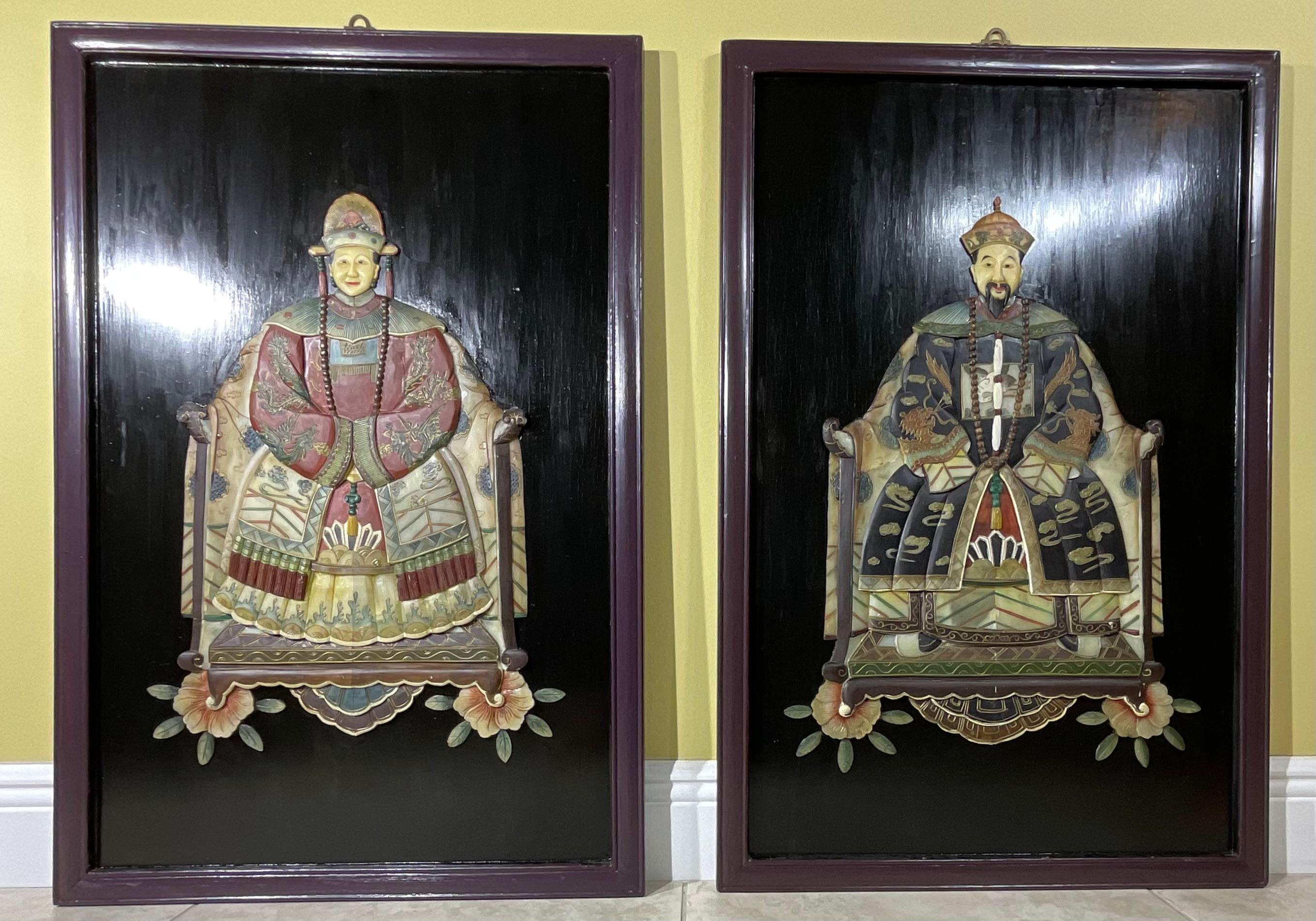 mehrdimensionaler handgeschnitzter und handbemalter Wandbehang, der ein Kaiserpaar aus der chinesischen Dynastie darstellt.  Lebendige, detaillierte Steinmetzarbeit der beiden, die in Gnade nach vorne schauen 
Außergewöhnliches Kunstobjekt zum