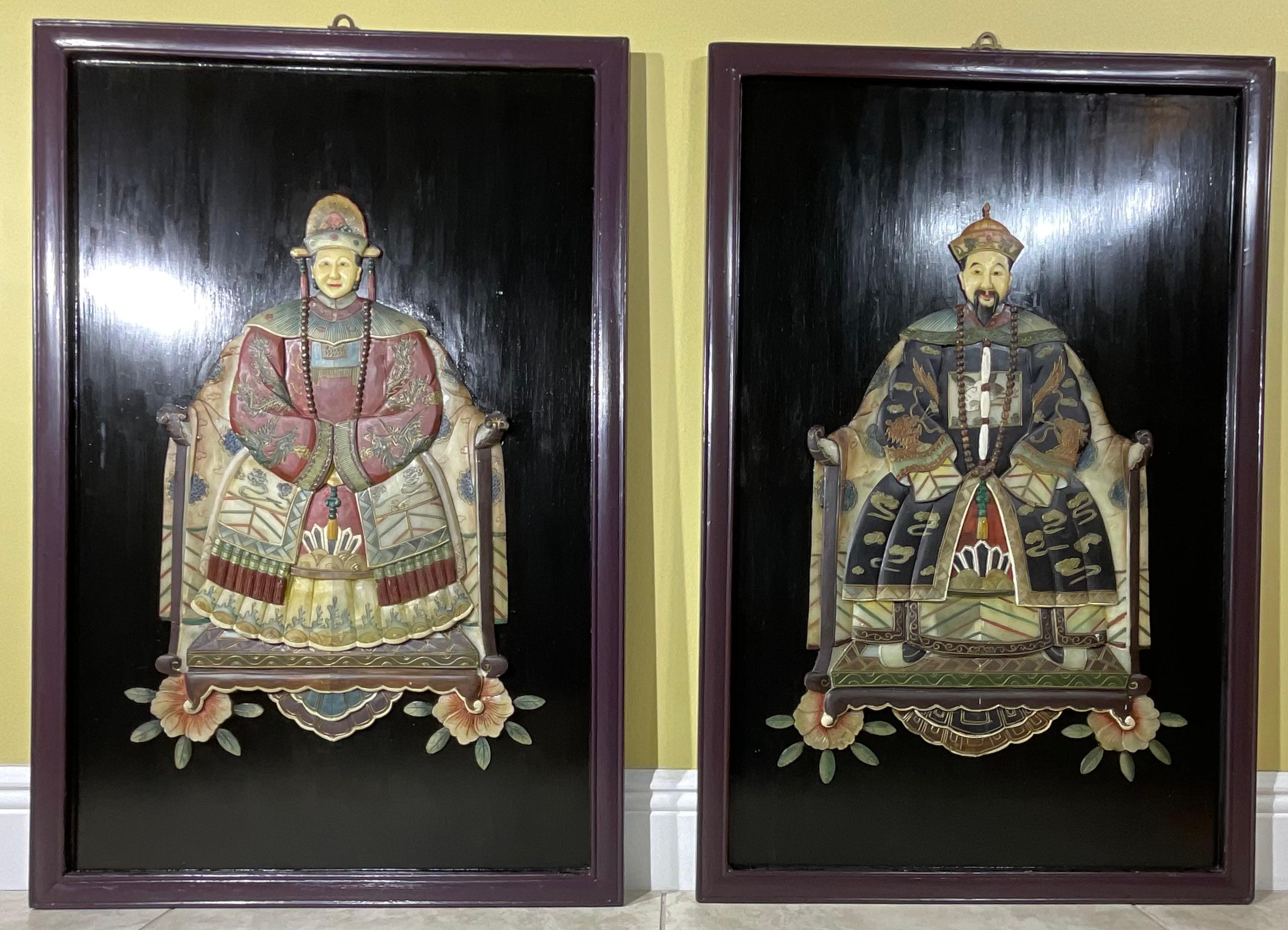Paar große chinesische geschnitzte Hartsteinporträts von Kaiser und Kaiserin (Chinesisch) im Angebot