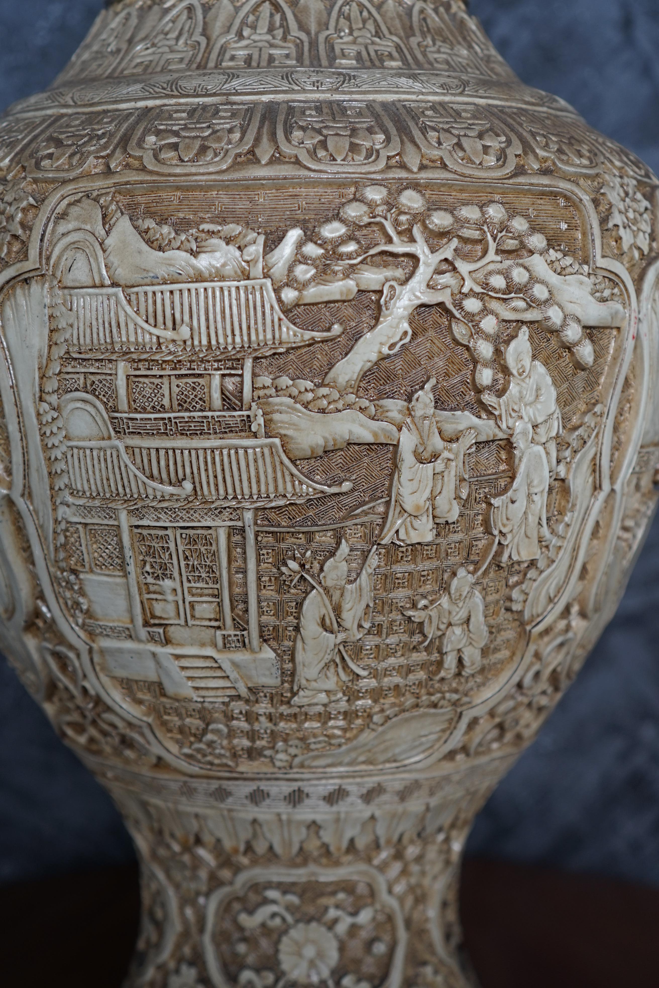 Paar große chinesische, lackierte Cinnabar-Vasen in Weiß und Rot  im Angebot 6