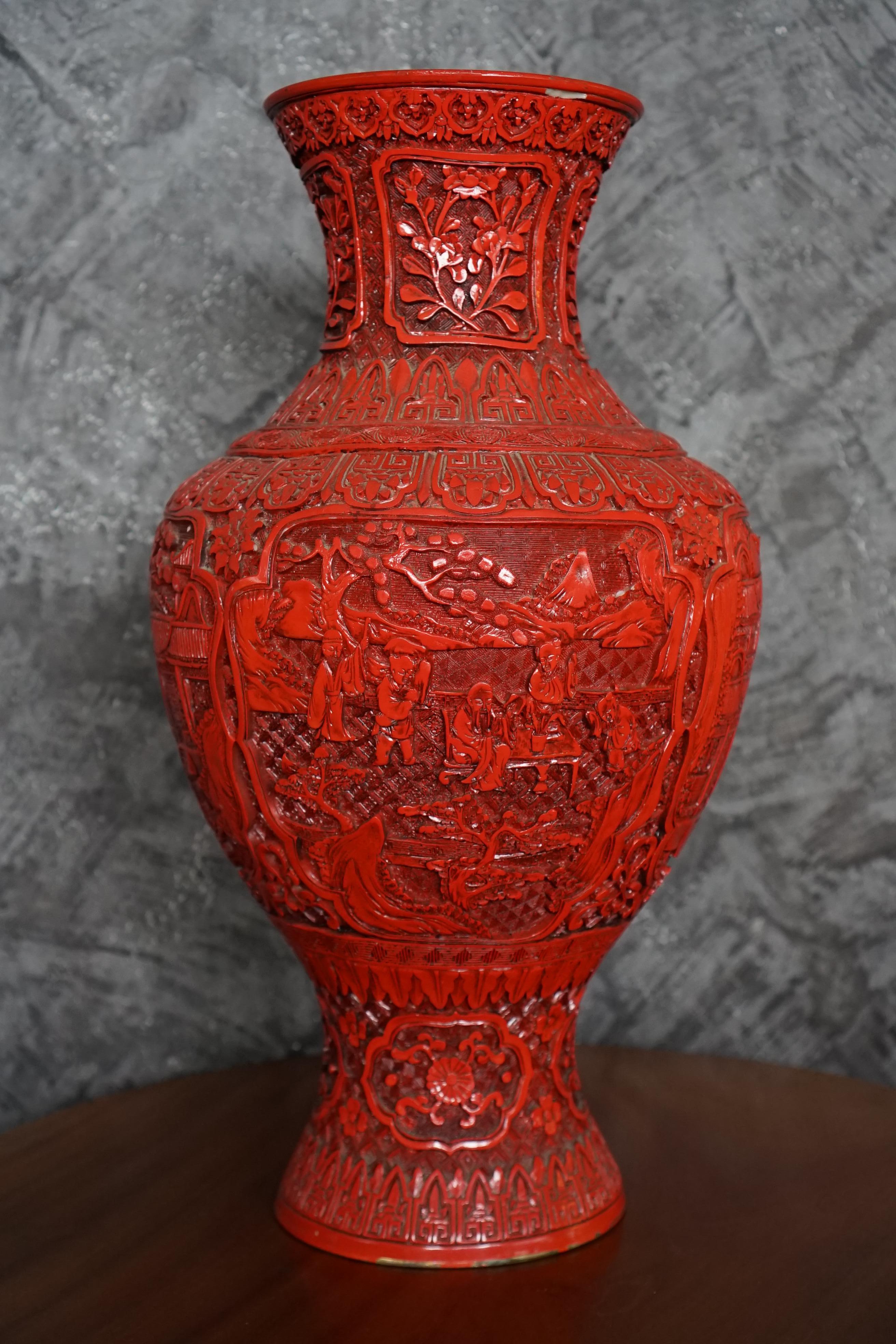 Dieses Paar großer zinnoberfarben lackierter chinesischer Vasen ist ein großartiges Beispiel für traditionelle chinesische Handwerkskunst. Die Vasen haben eine beeindruckende Höhe und zeichnen sich durch einen auffälligen Kontrast zwischen weißem