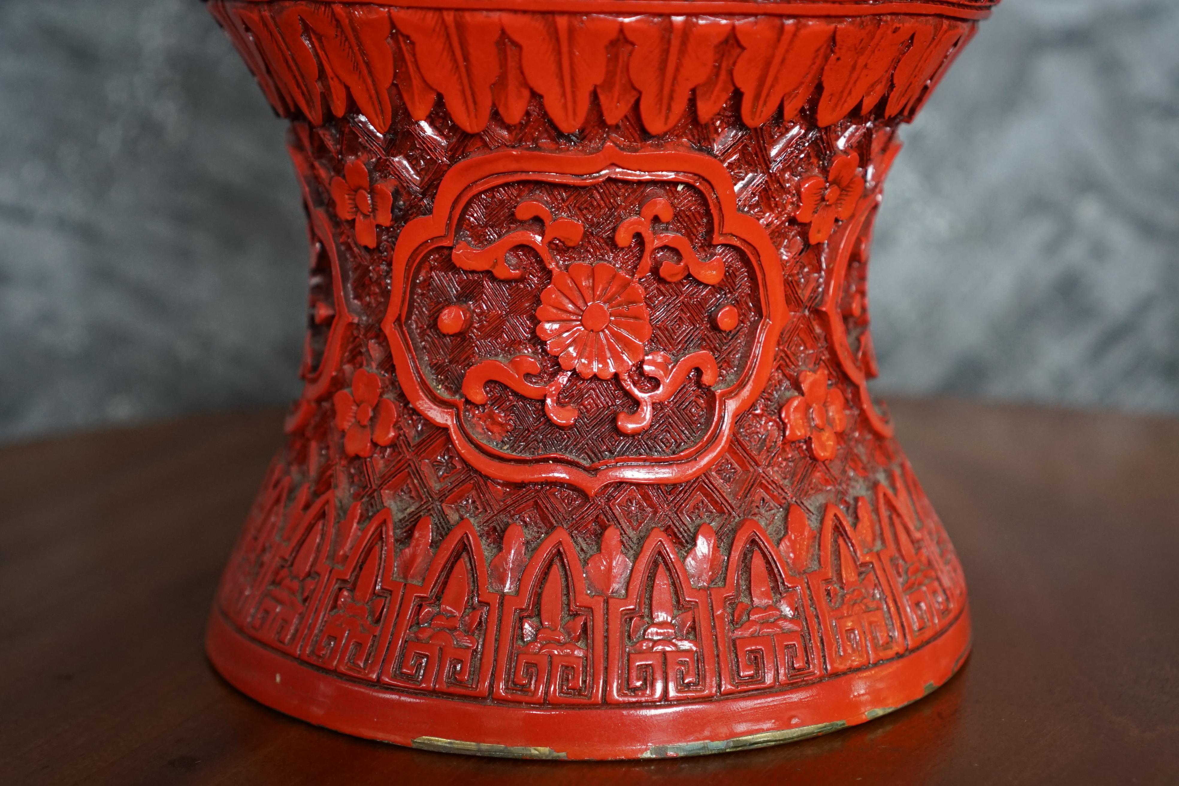 Paar große chinesische, lackierte Cinnabar-Vasen in Weiß und Rot  (Geschnitzt) im Angebot