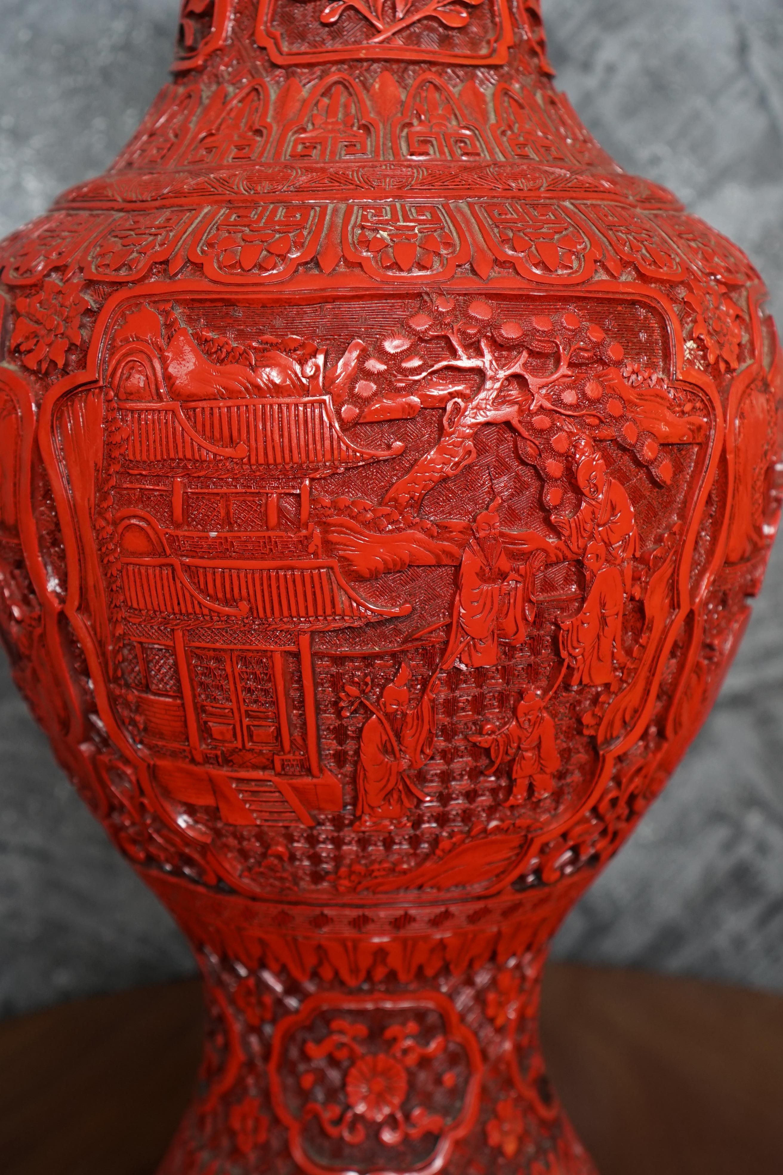 Paar große chinesische, lackierte Cinnabar-Vasen in Weiß und Rot  (Mitte des 20. Jahrhunderts) im Angebot