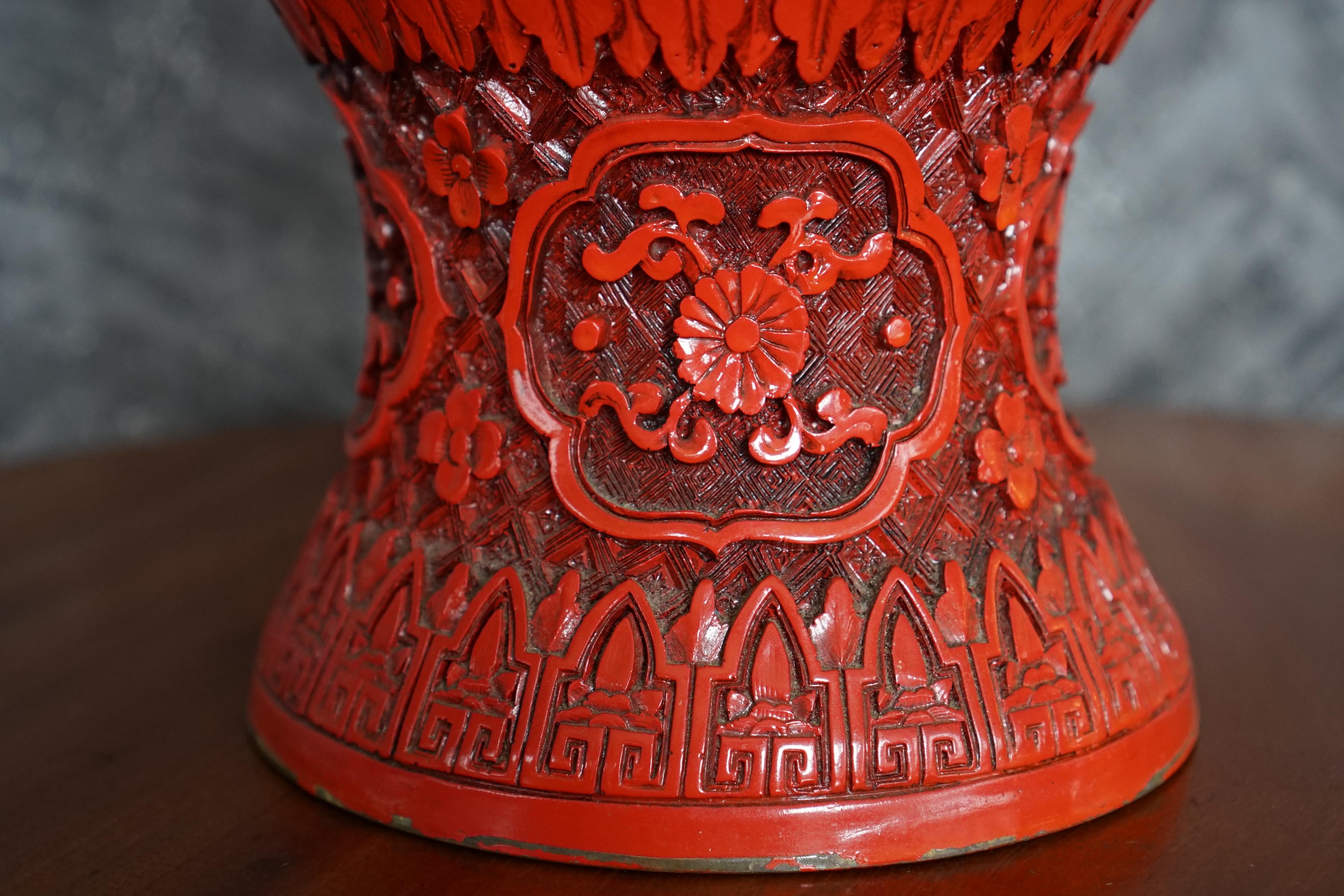 Paar große chinesische, lackierte Cinnabar-Vasen in Weiß und Rot  (Messing) im Angebot