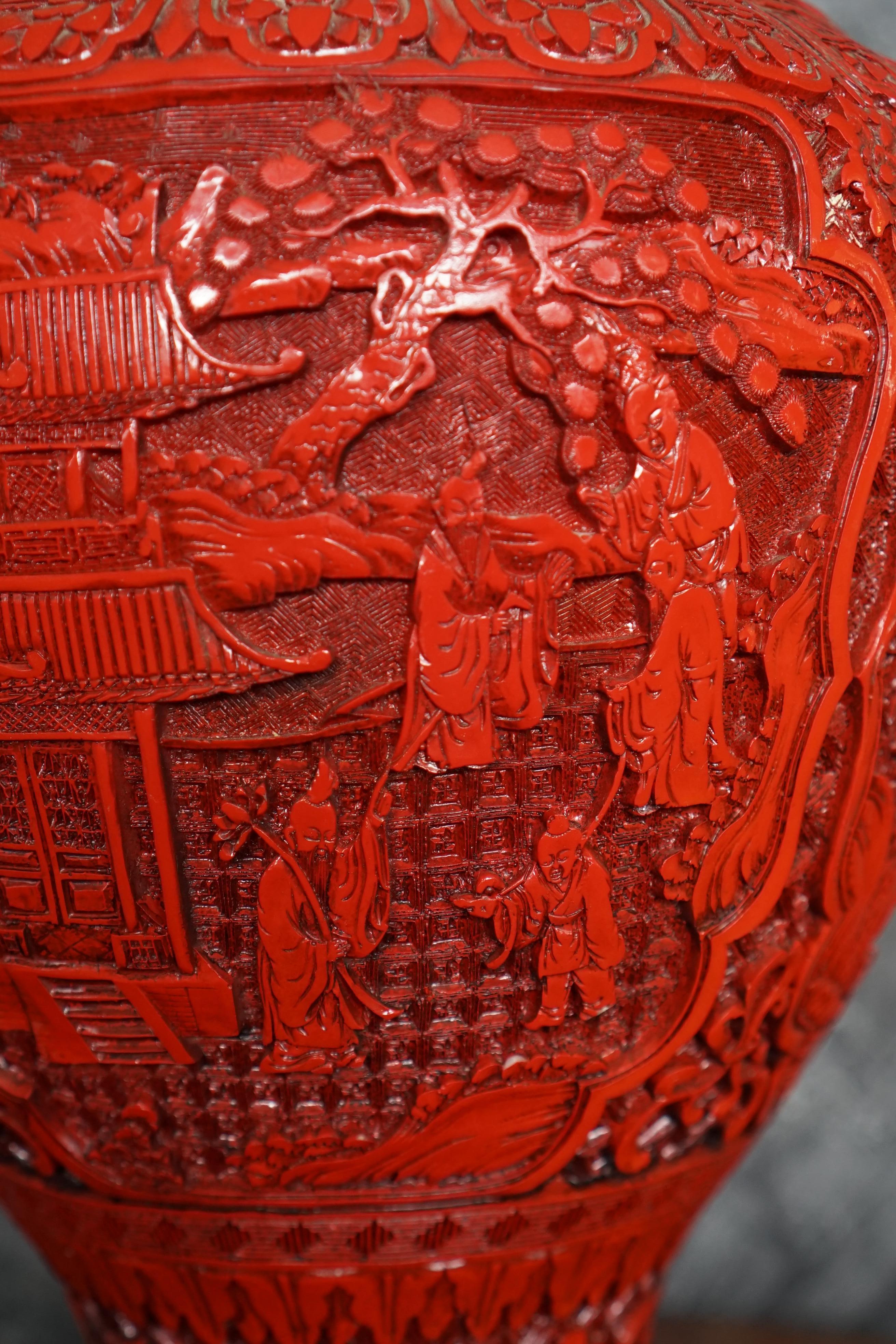 Paar große chinesische, lackierte Cinnabar-Vasen in Weiß und Rot  im Angebot 1