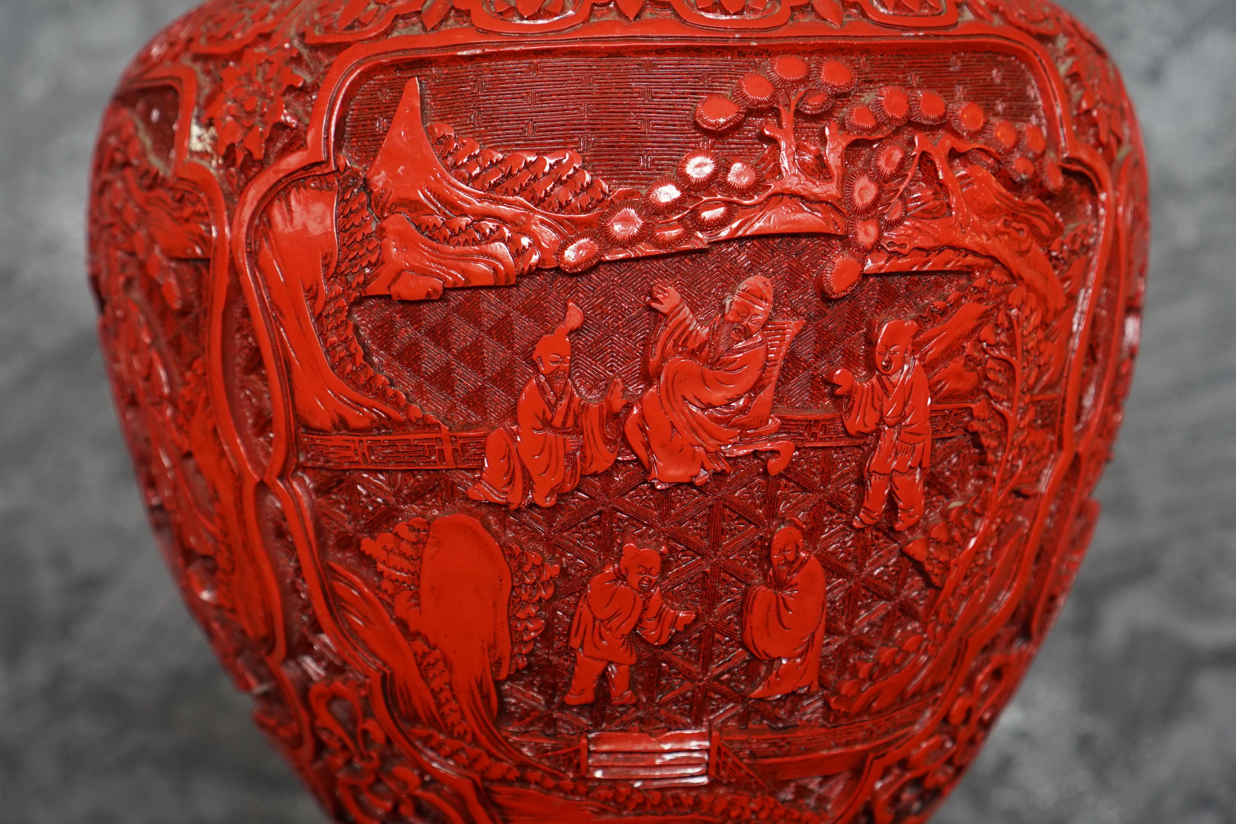 Paar große chinesische, lackierte Cinnabar-Vasen in Weiß und Rot  im Angebot 2