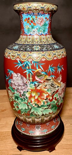 Pareja De Grandes Jarrones Chinos De Cloisonné Con Motivos De Fénix Y Crisantemos