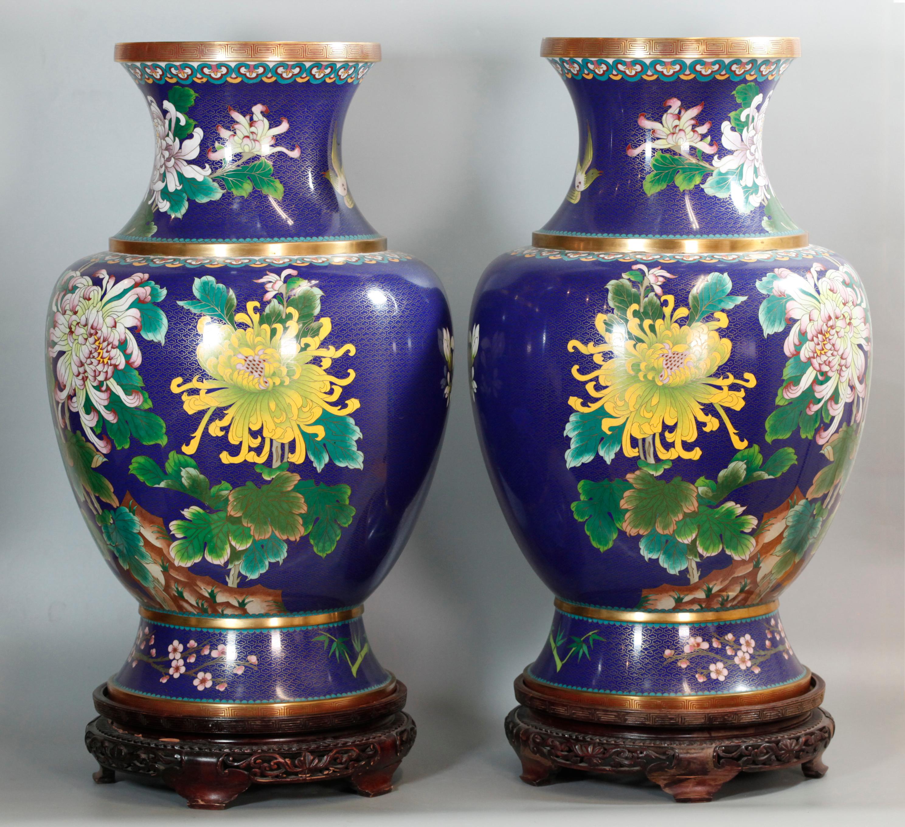 Pareja de grandes jarrones chinos de cloisonné, Siglo XX Chino en venta