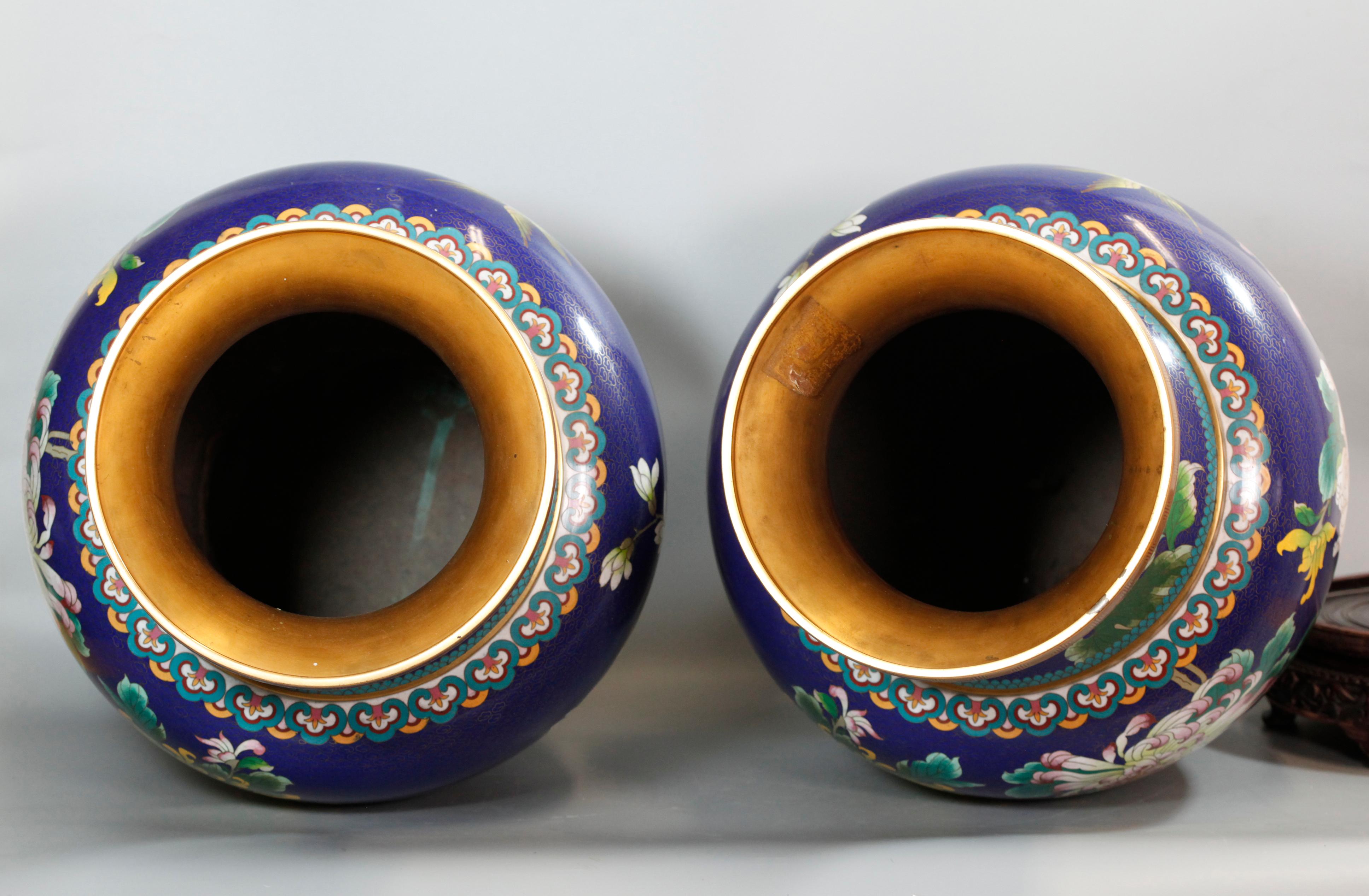 Pareja de grandes jarrones chinos de cloisonné, Siglo XX en Bueno estado para la venta en New York, NY