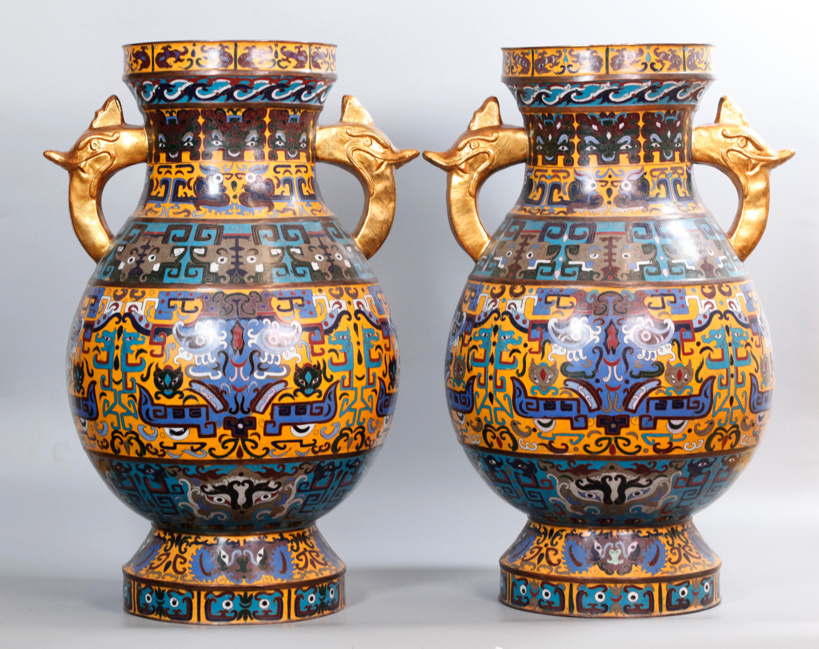Cinese Coppia di grandi vasi cinesi cloisonné in vendita