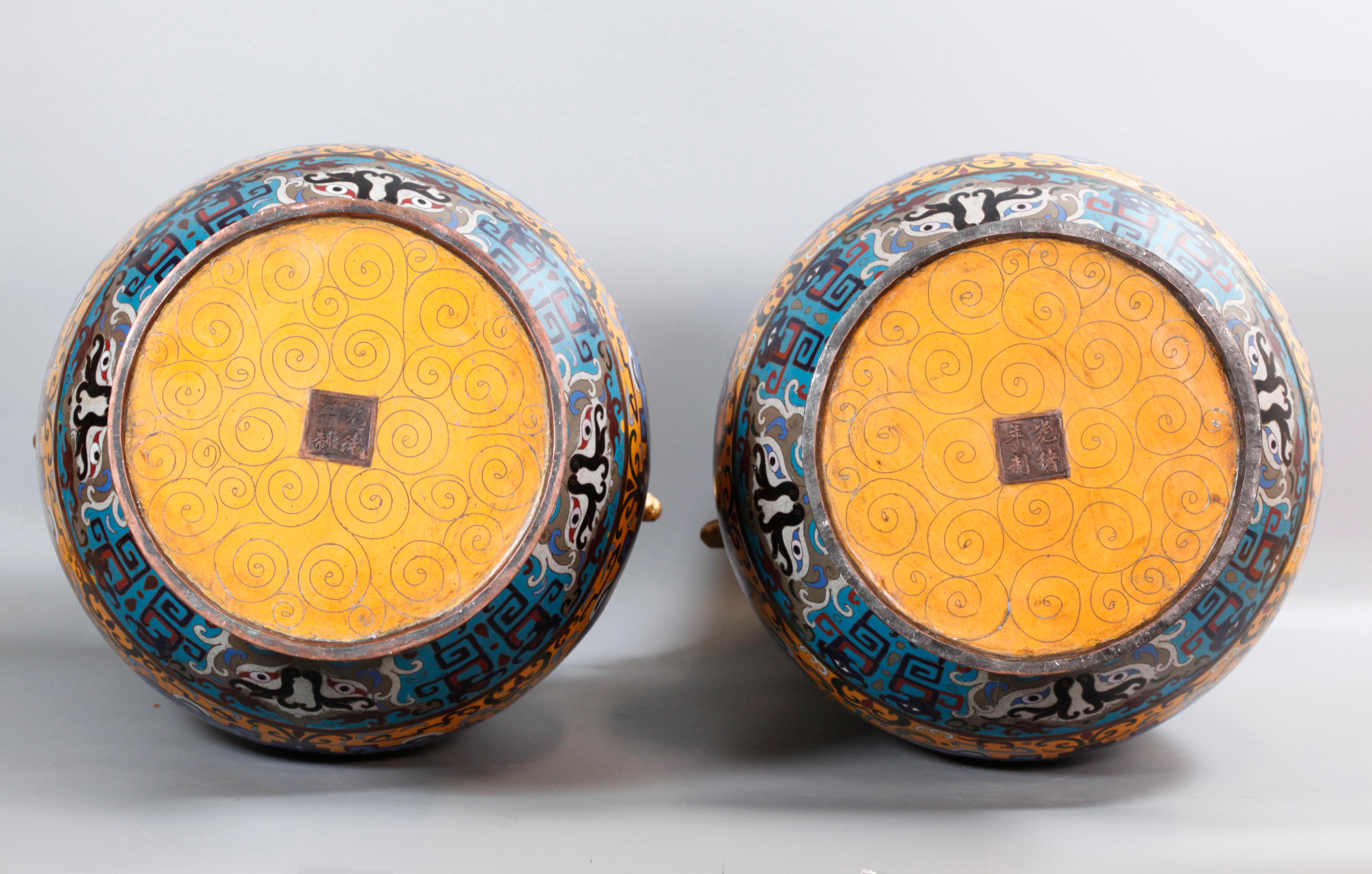 Coppia di grandi vasi cinesi cloisonné In condizioni buone in vendita a New York, NY