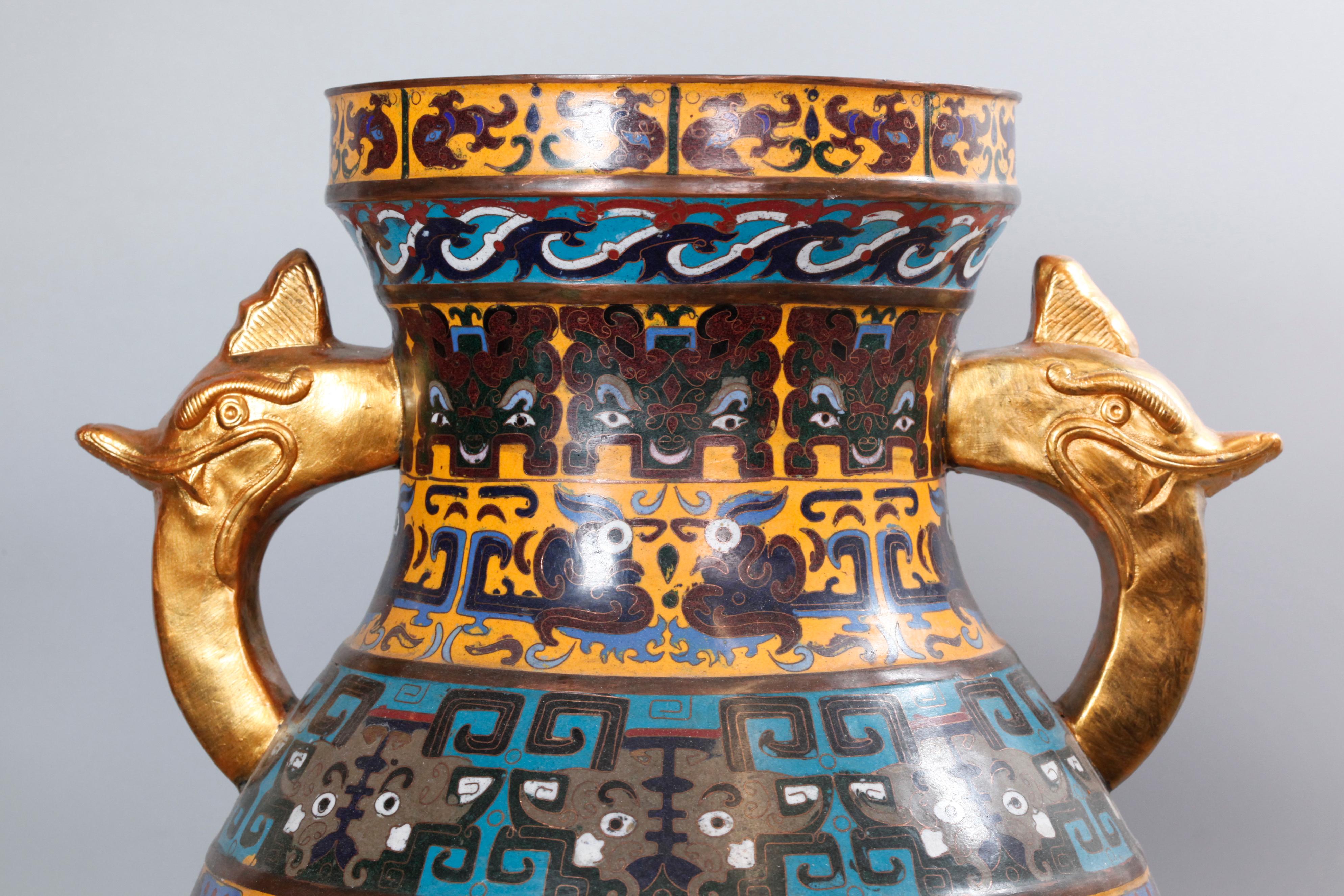 XX secolo Coppia di grandi vasi cinesi cloisonné in vendita