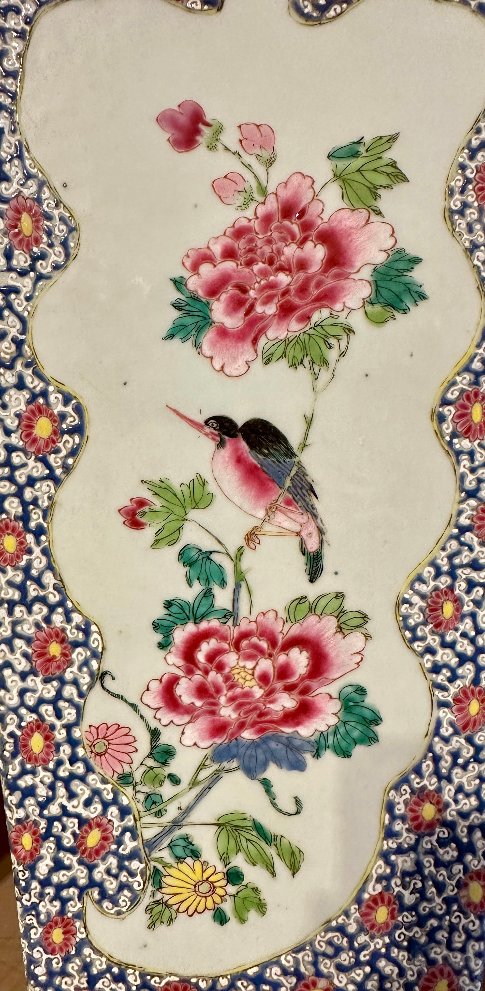 Paar große chinesische Vasen in Famille Rose, um 1770 im Zustand „Gut“ im Angebot in New York, NY