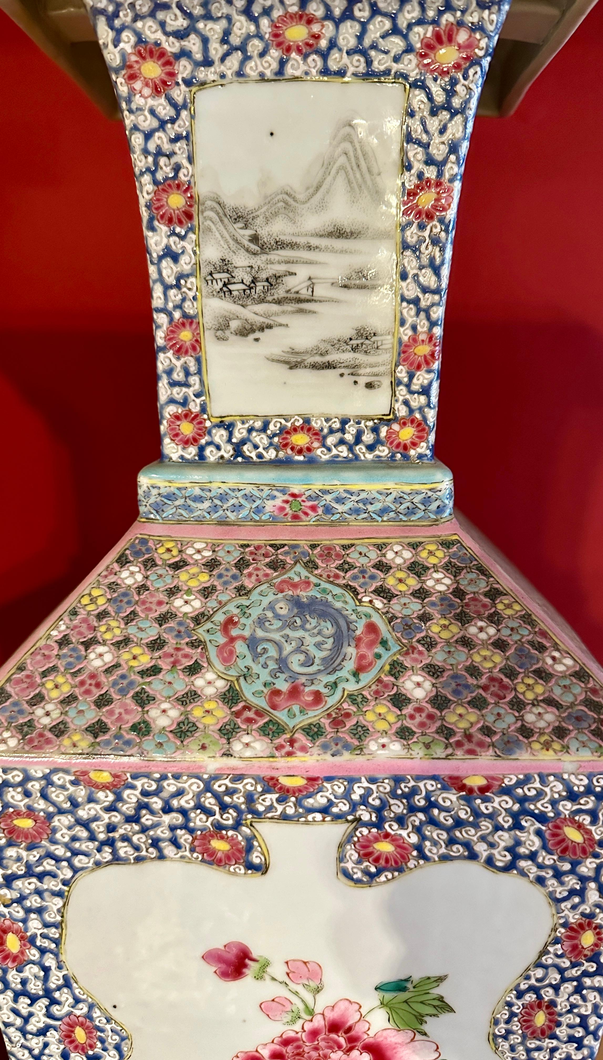 Paar große chinesische Vasen in Famille Rose, um 1770 (Porzellan) im Angebot