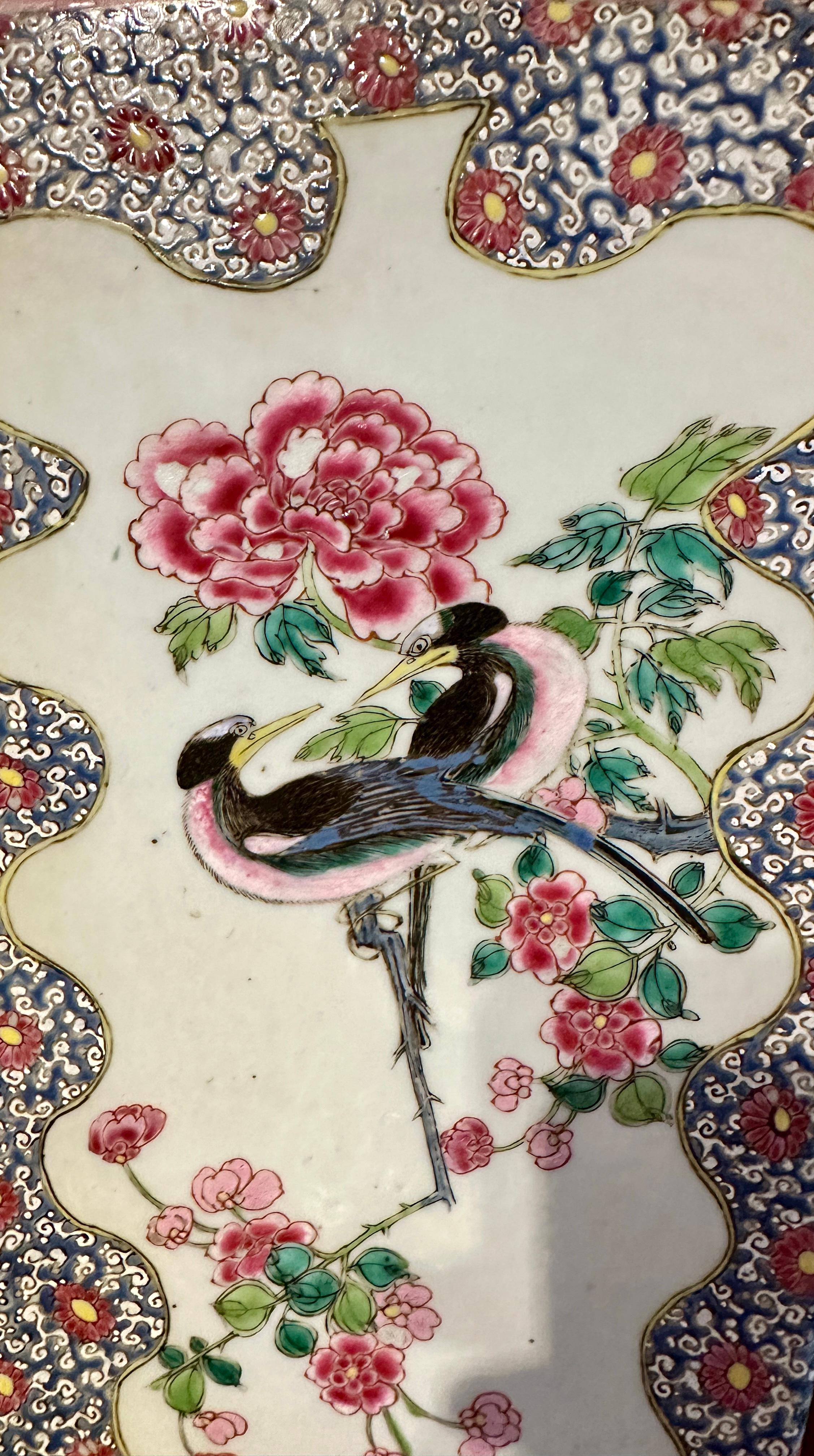 Paar große chinesische Vasen in Famille Rose, um 1770 im Angebot 1