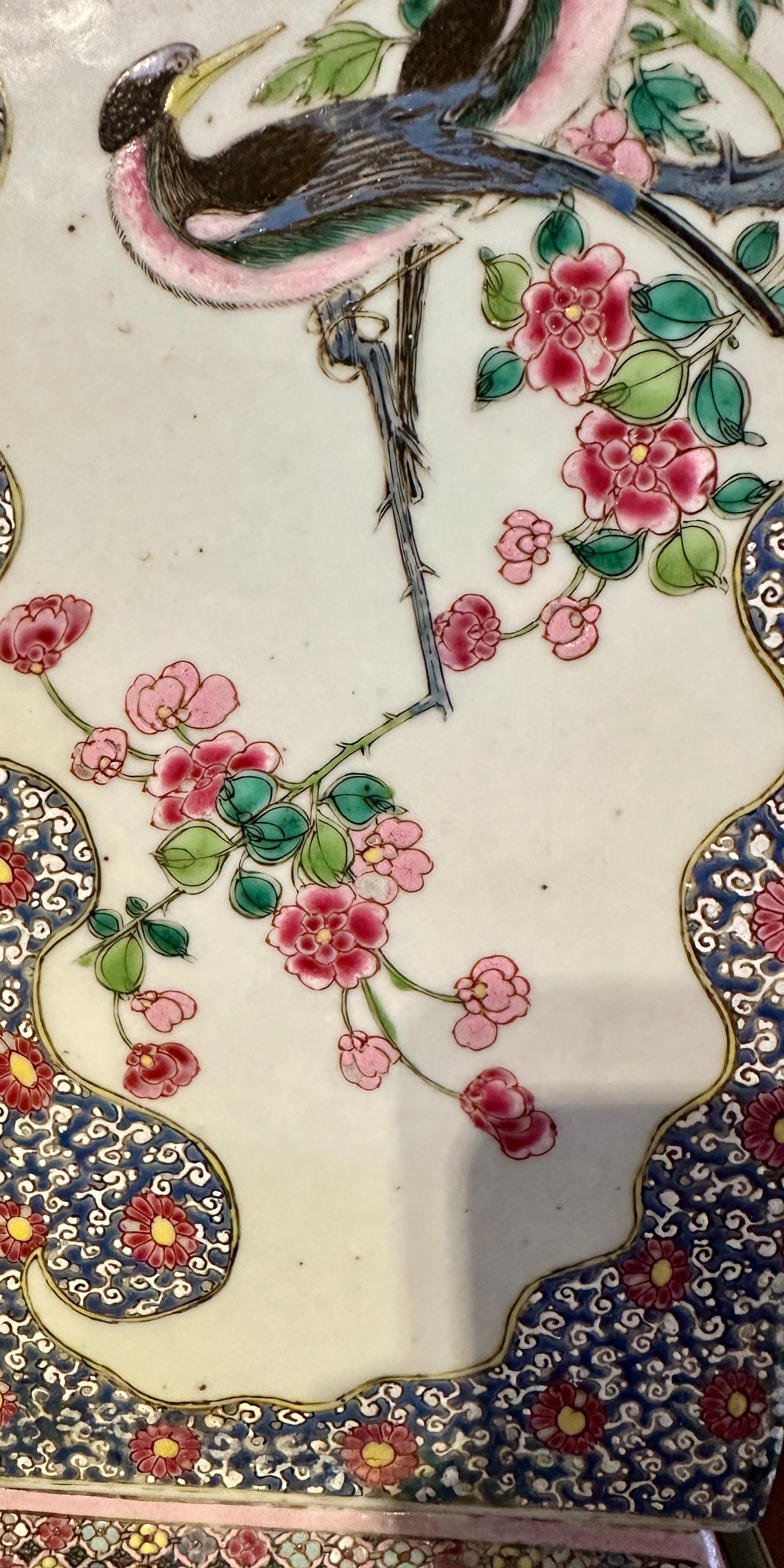 Paar große chinesische Vasen in Famille Rose, um 1770 im Angebot 2