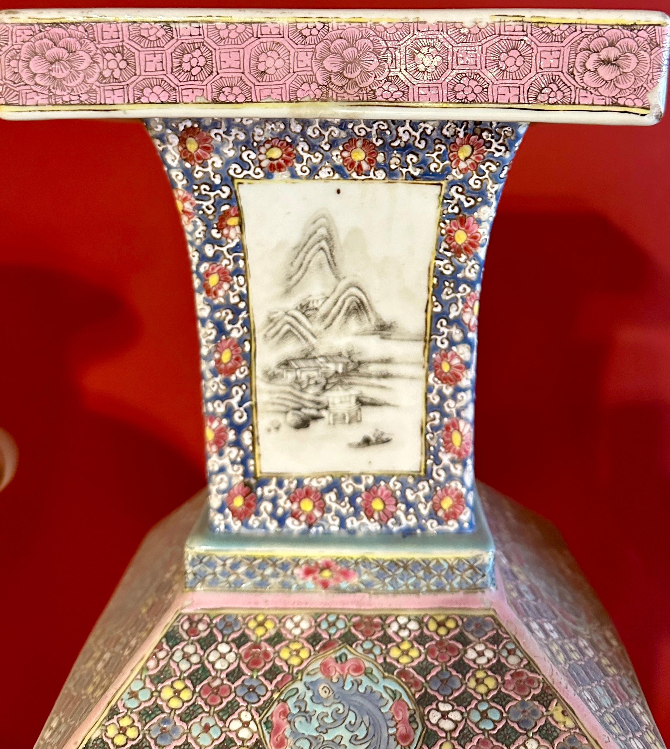 Paar große chinesische Vasen in Famille Rose, um 1770 im Angebot 3
