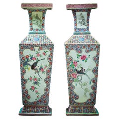 Pareja de grandes jarrones chinos de estilo rosa familiar, hacia 1770