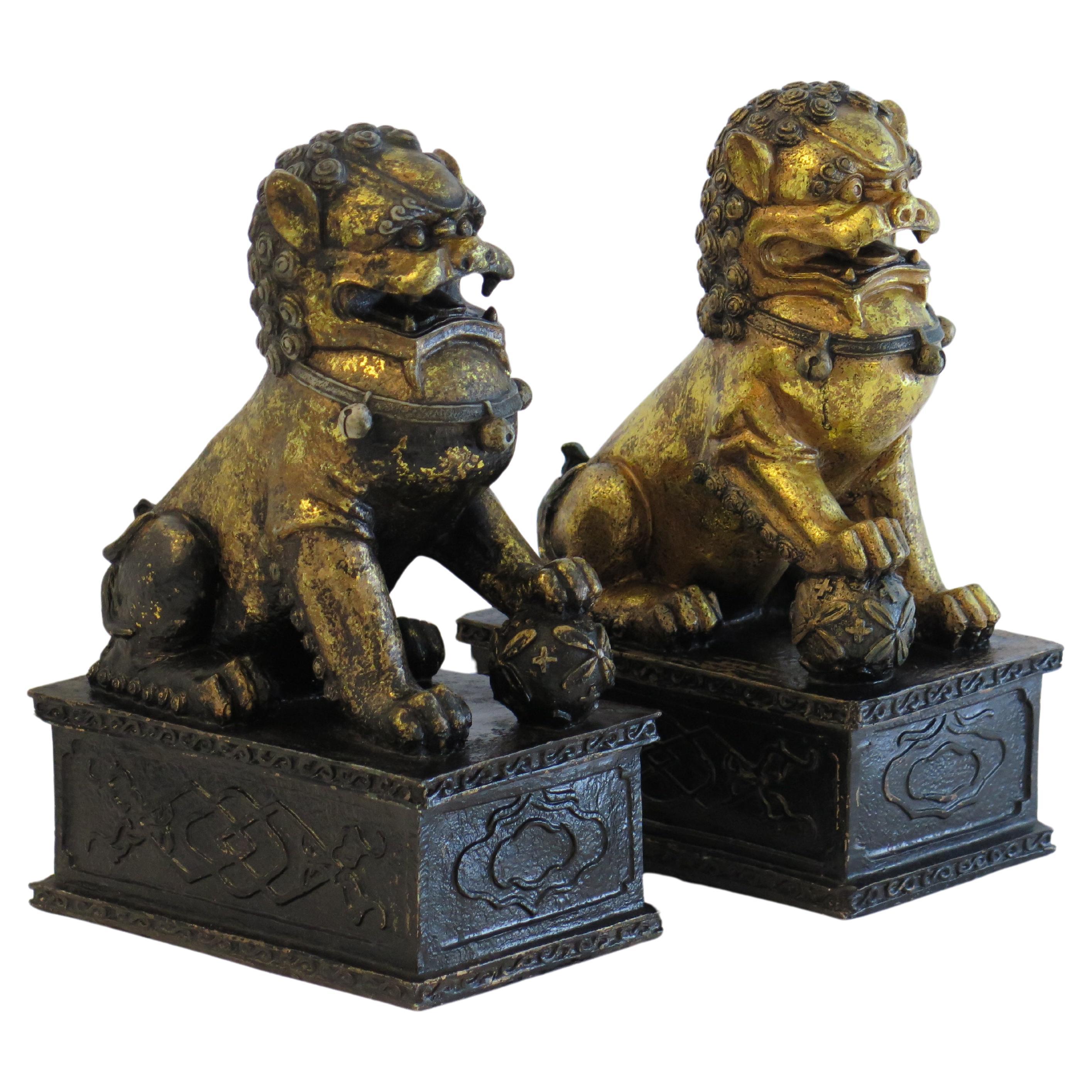 Paire de grands chiens chinois Foo en métal doré avec bon détail, vers les années 1920