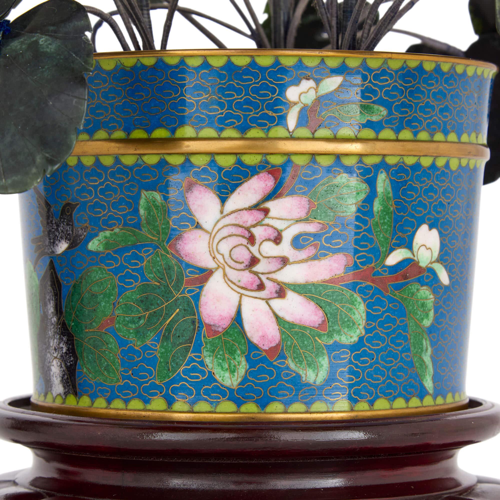 Paire de grands modèles de fleurs chinoises en pierre dure, jade et émail cloisonné Bon état - En vente à London, GB