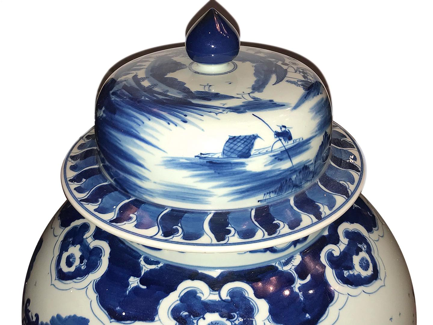 Paire de grandes jarres en porcelaine bleue et blanche, datant des années 1950, avec couvercles présentant des scènes champêtres. 

Mesures :
Hauteur 21.25 ?
Diamètre 13 ?