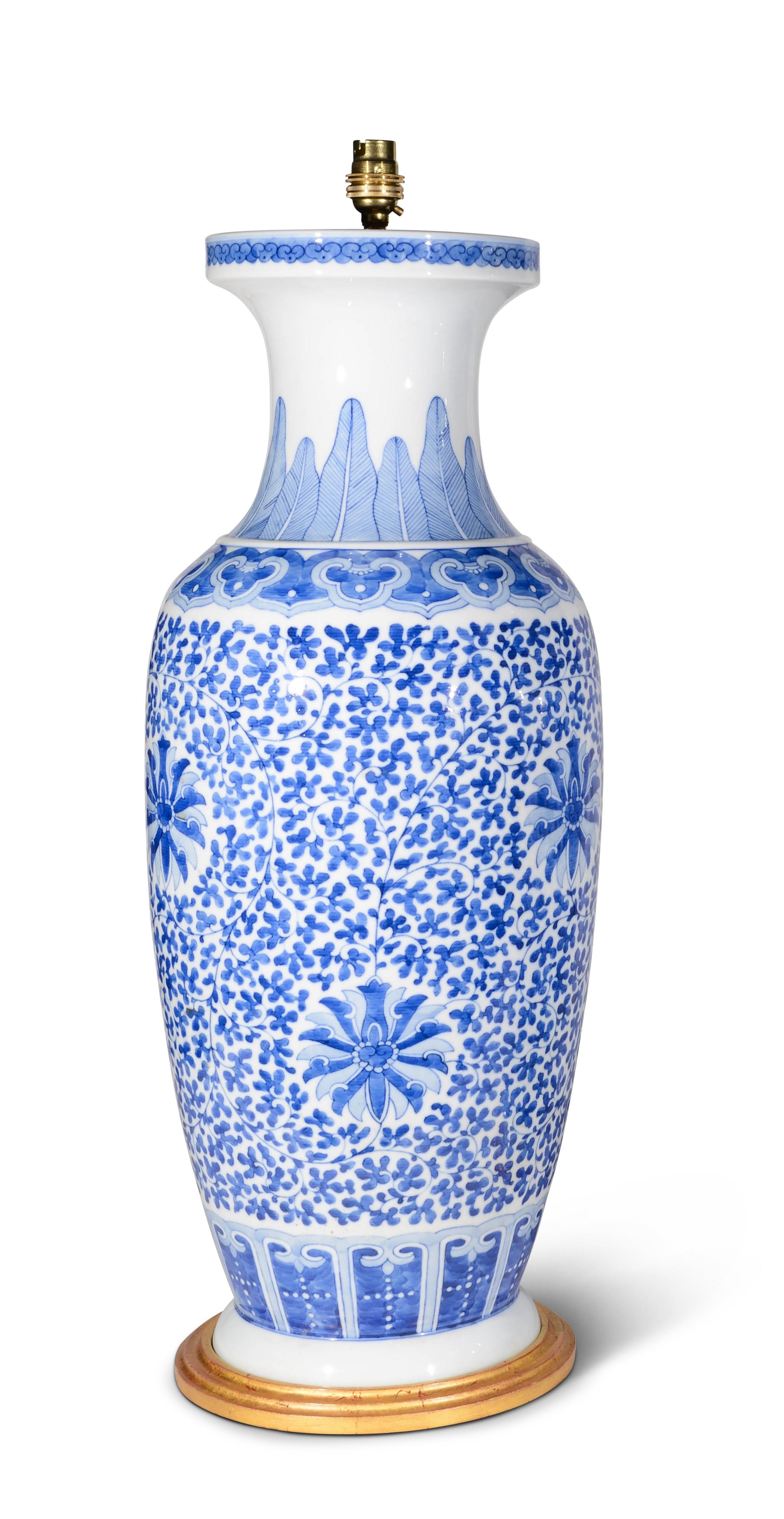 Pareja de grandes lámparas chinas Kangxi azules y blancas del siglo XX en venta 1