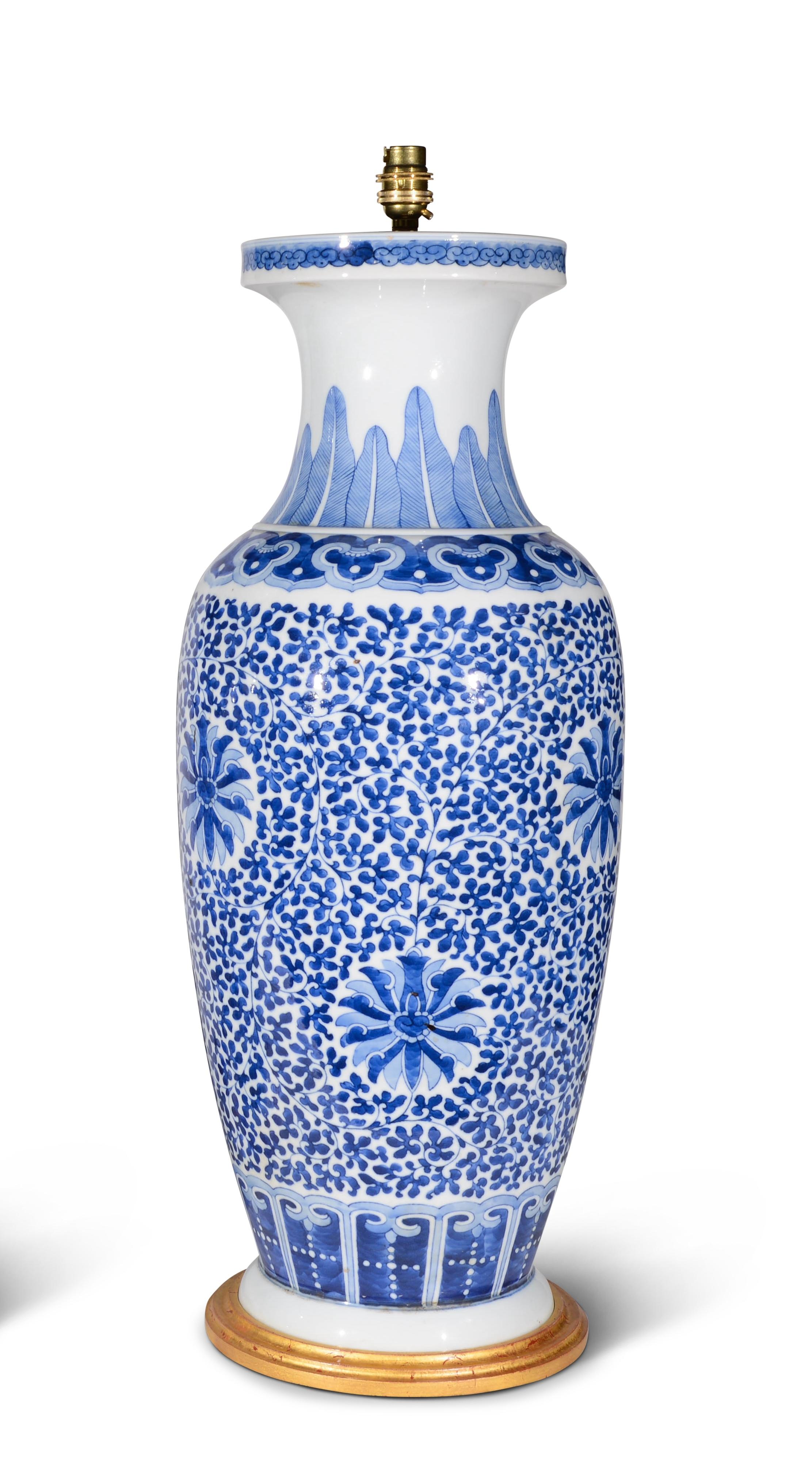 Pareja de grandes lámparas chinas Kangxi azules y blancas del siglo XX en venta 2
