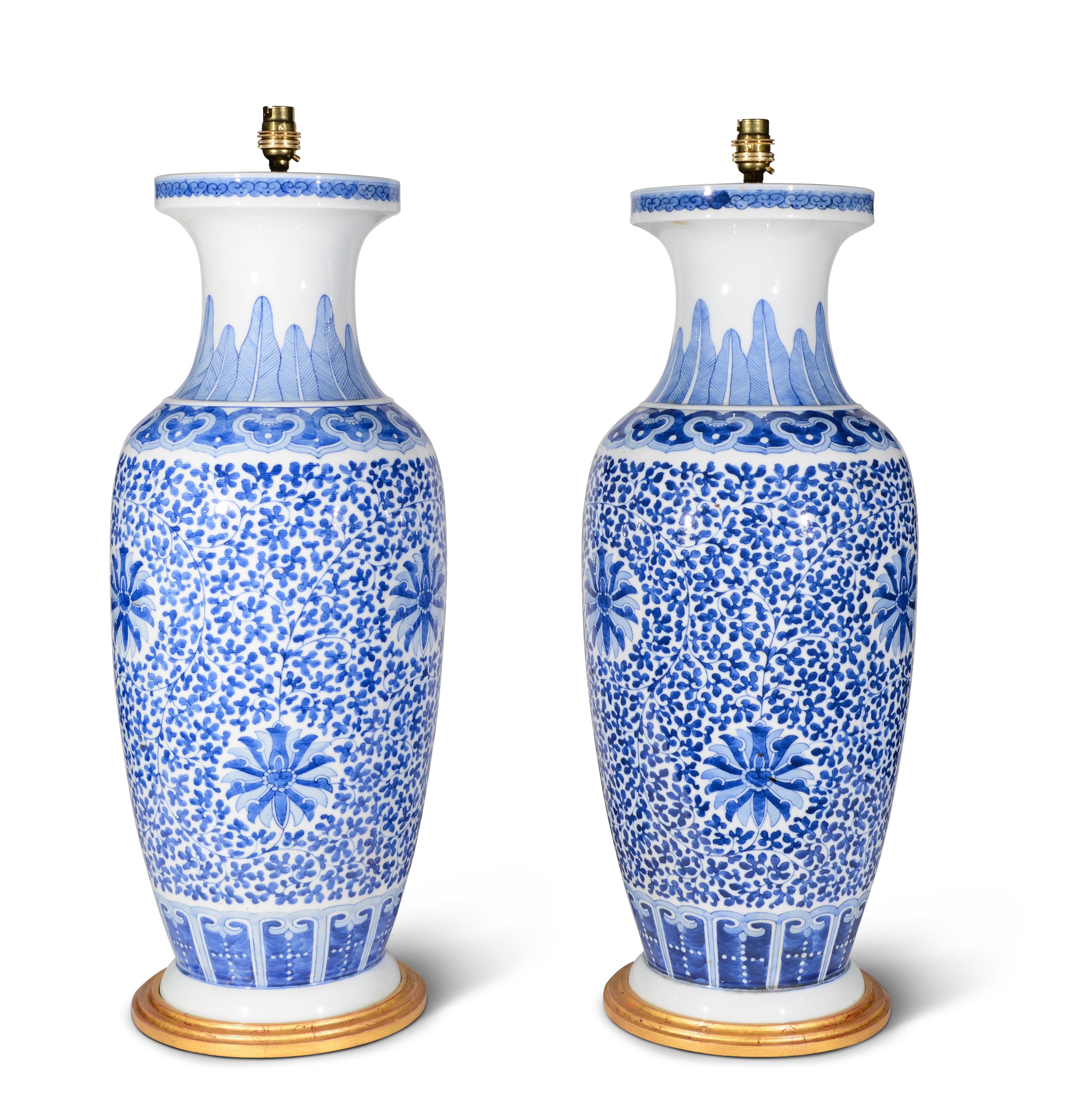 Chinois Paire de grandes lampes chinoises Kangxi bleues et blanches en vente
