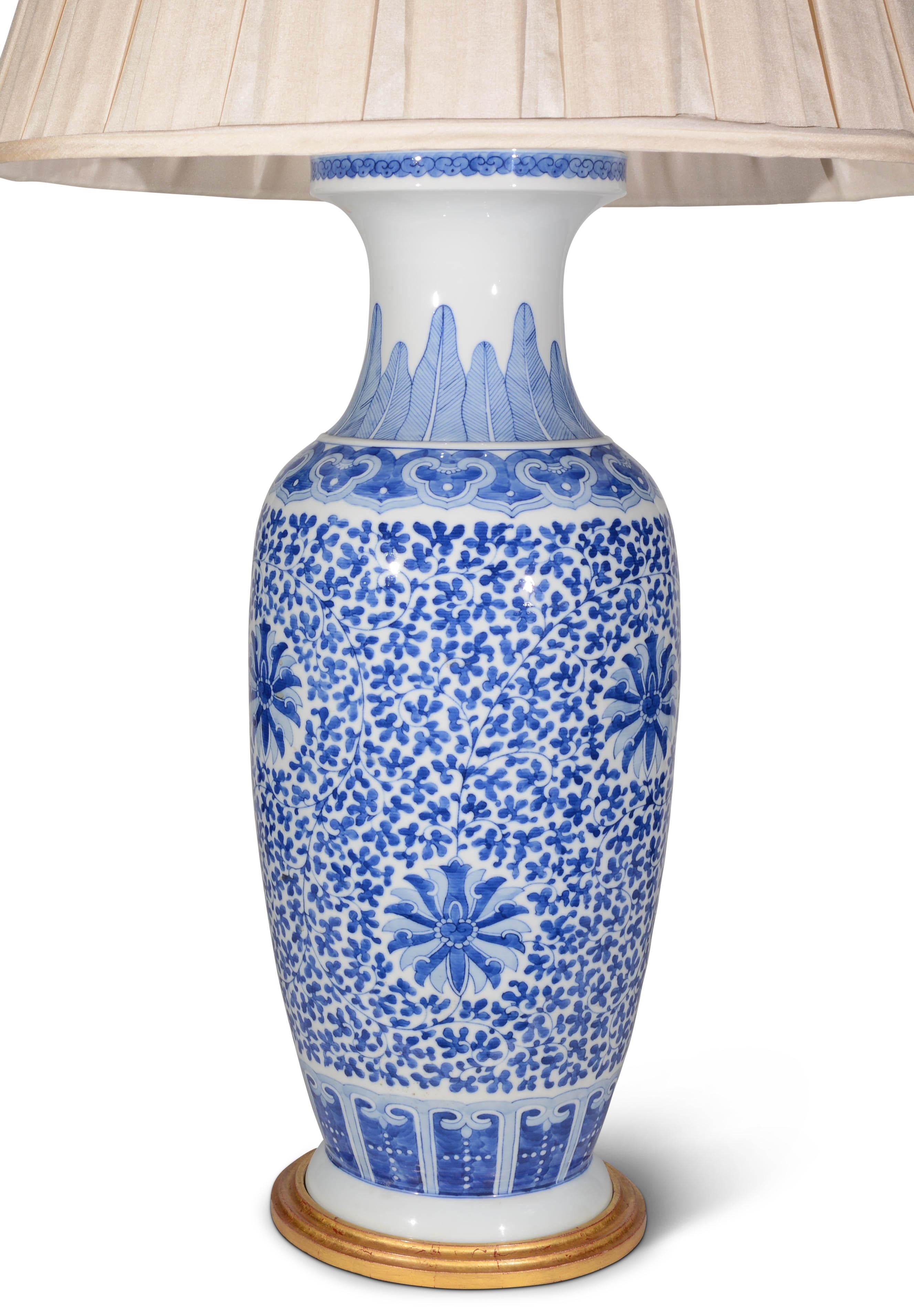 Vernissé Paire de grandes lampes chinoises Kangxi bleues et blanches en vente