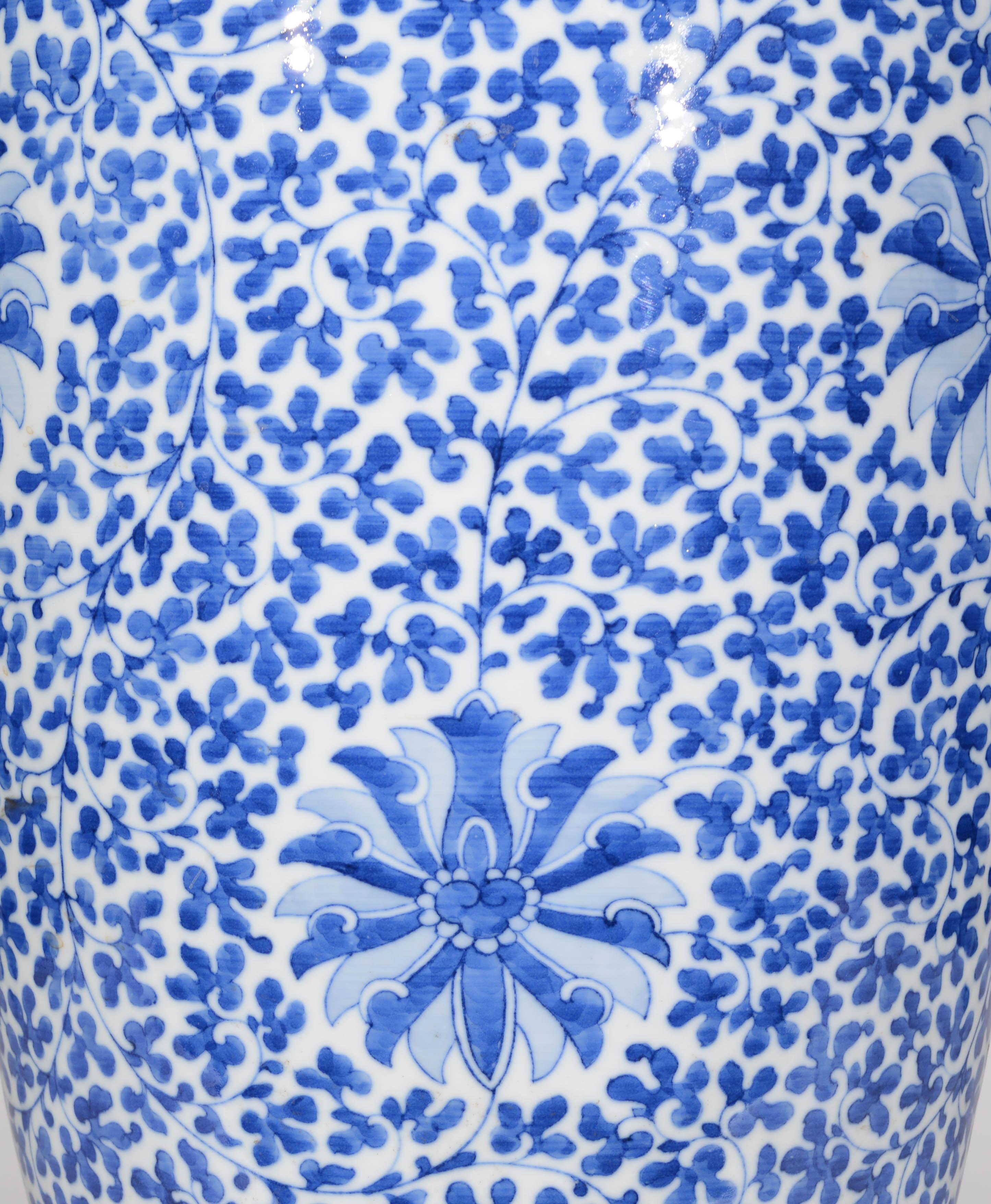 20ième siècle Paire de grandes lampes chinoises Kangxi bleues et blanches en vente