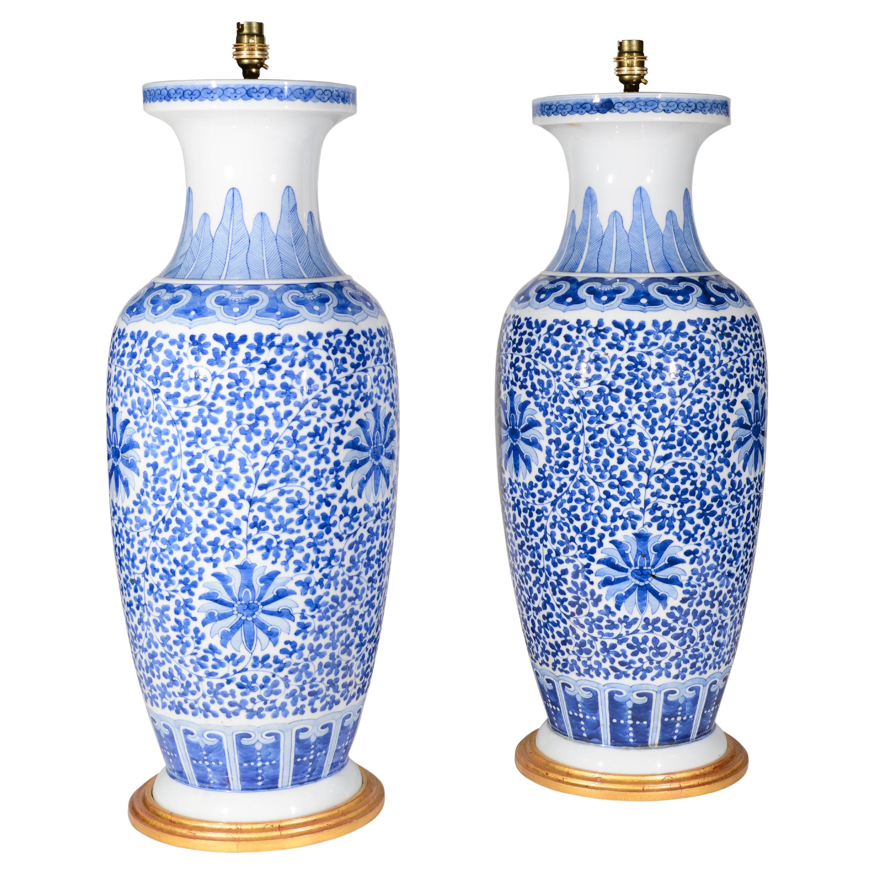 Paire de grandes lampes chinoises Kangxi bleues et blanches en vente