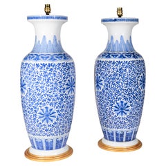 Paire de grandes lampes chinoises Kangxi bleues et blanches