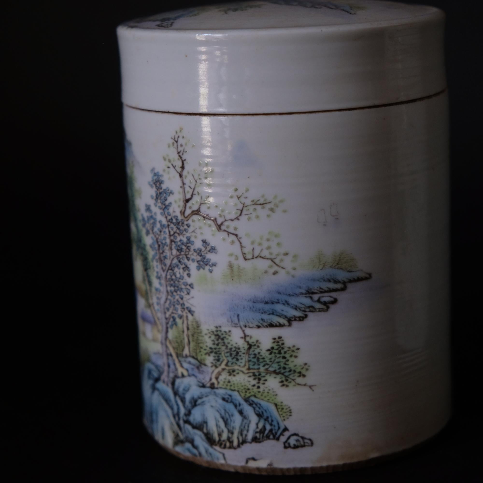 Pareja de grandes cajas redondas de porcelana china paisajista con tapa Otro en venta