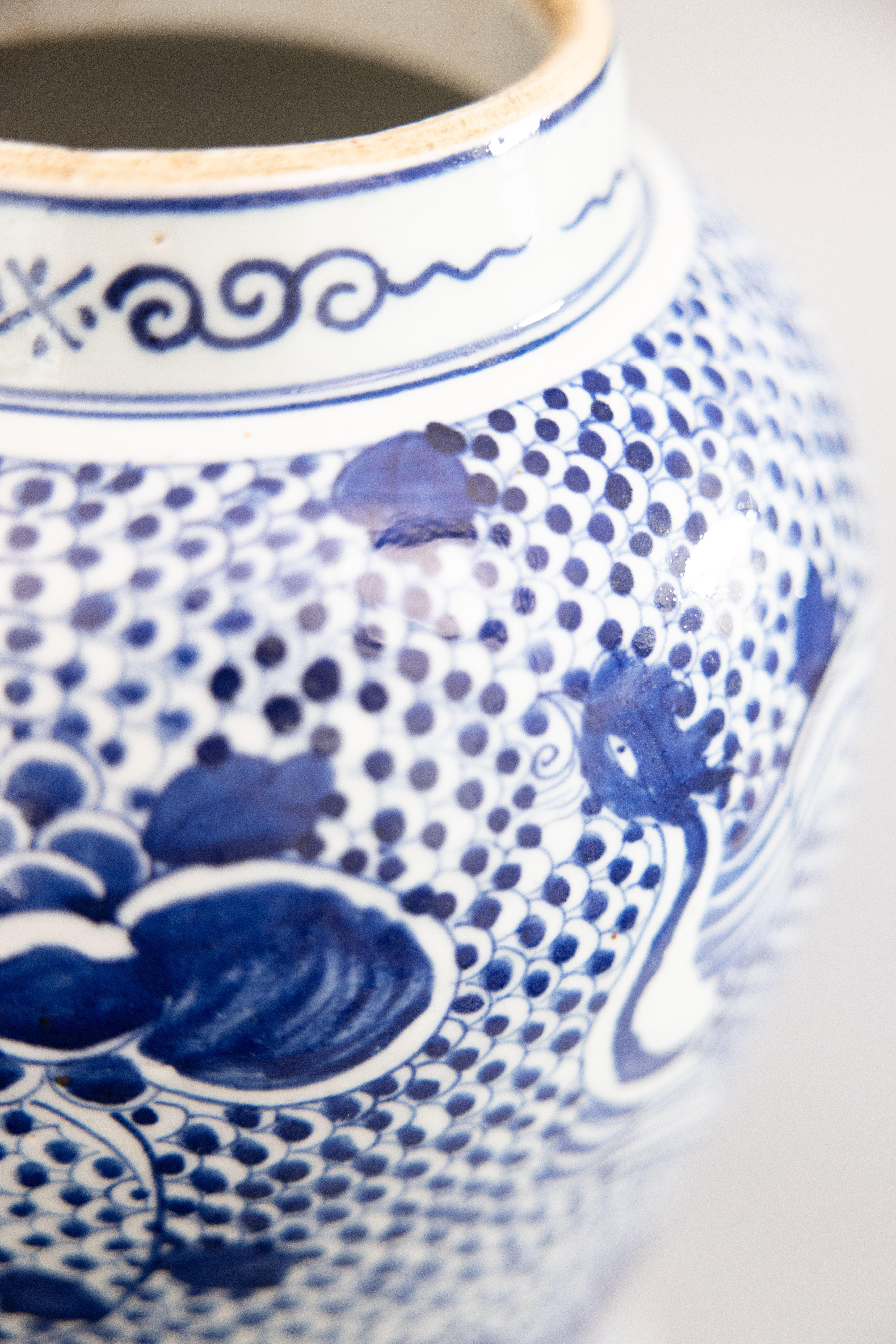 Paar große chinesische Phoenix- und Pfingstrosen-Tempelgläser in Blau und Weiß Ingwer-Gläser (Keramik) im Angebot