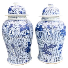Paar große chinesische Phoenix- und Pfingstrosen-Tempelgläser in Blau und Weiß Ingwer-Gläser