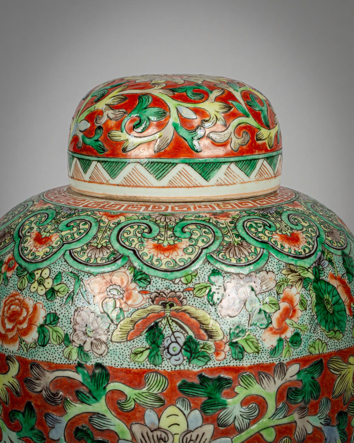 Pair of Large Chinese Porcelain Covered Jars, circa 1860 In Good Condition For Sale In New York, NY