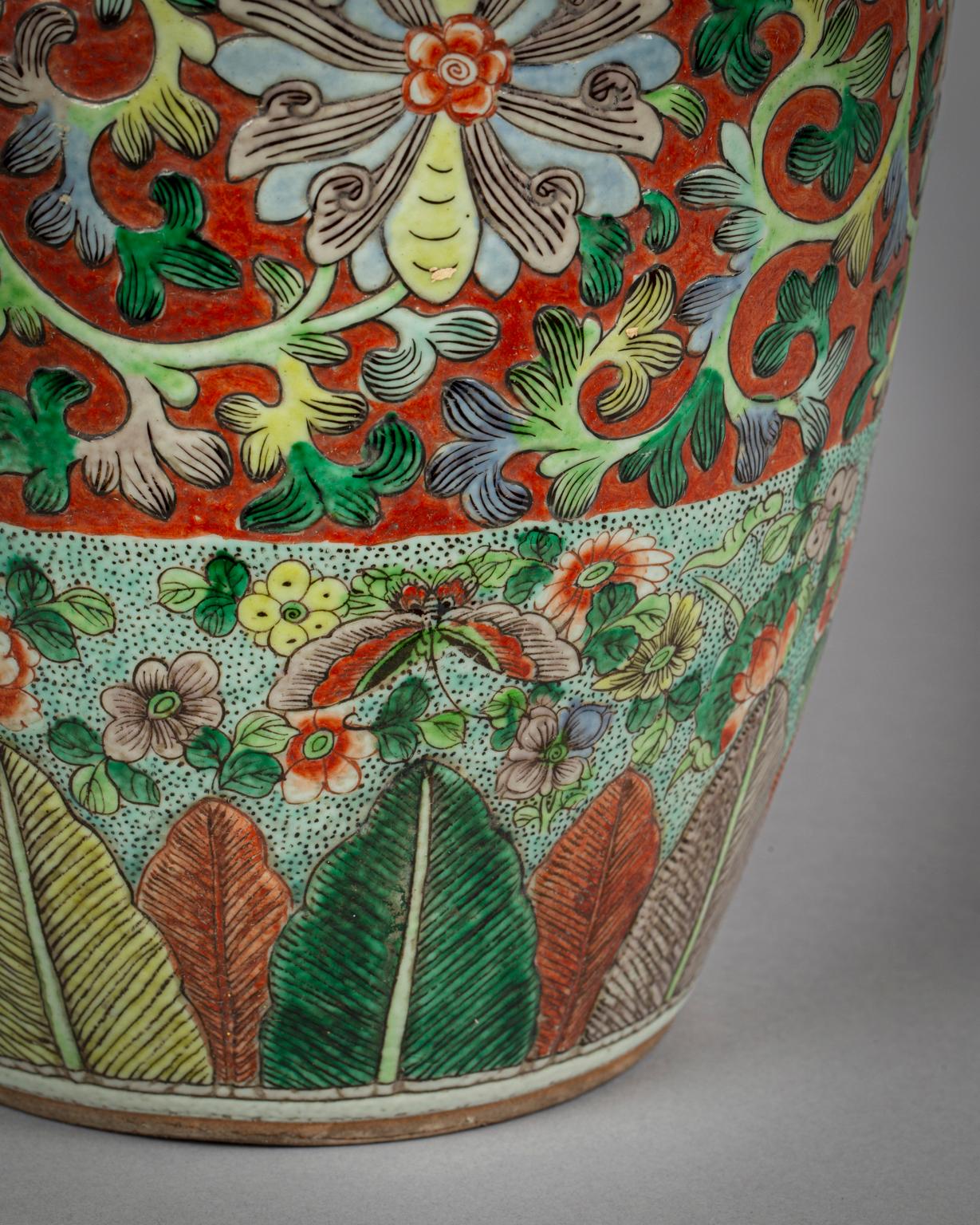 Milieu du XIXe siècle Paire de grandes jarres couvertes en porcelaine chinoise, vers 1860 en vente