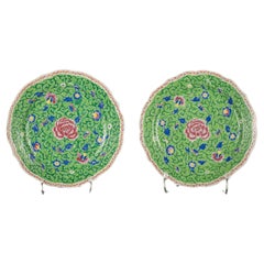 Paar große chinesische Porzellanteller mit grünem Grund, 19. Jahrhundert