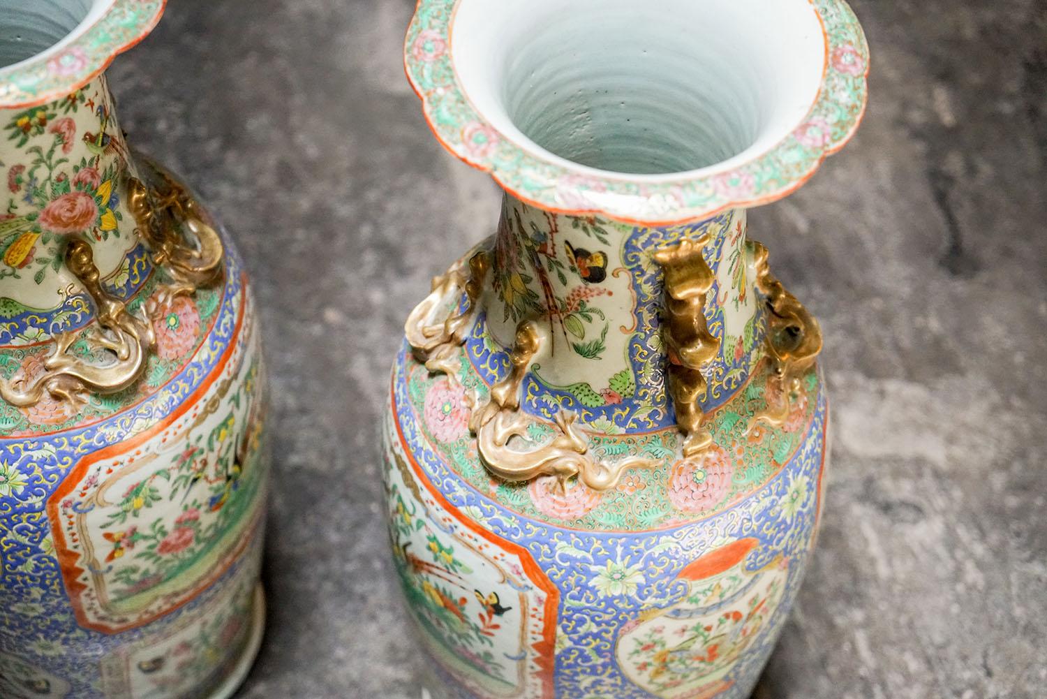 Paar große chinesische Kanton-Vasen aus Porzellan im Angebot 5